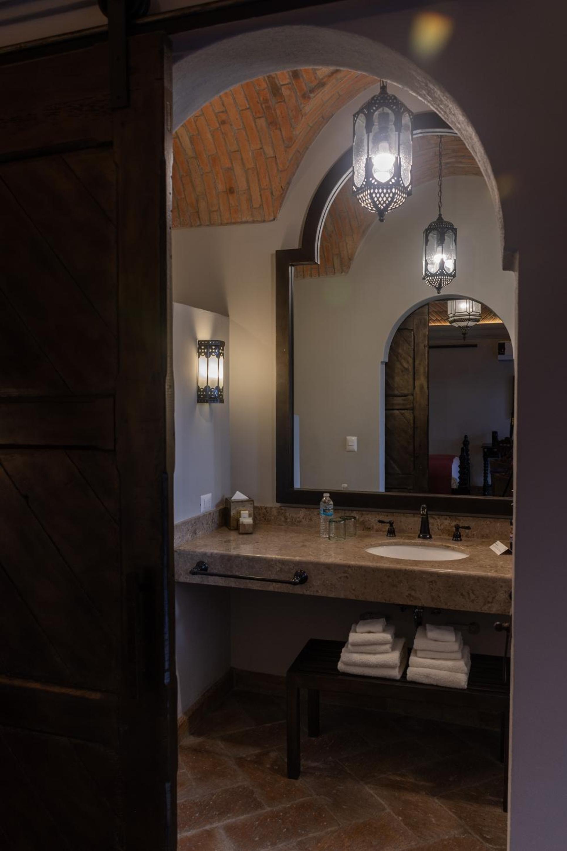 Luxury Suite - Photo 10
