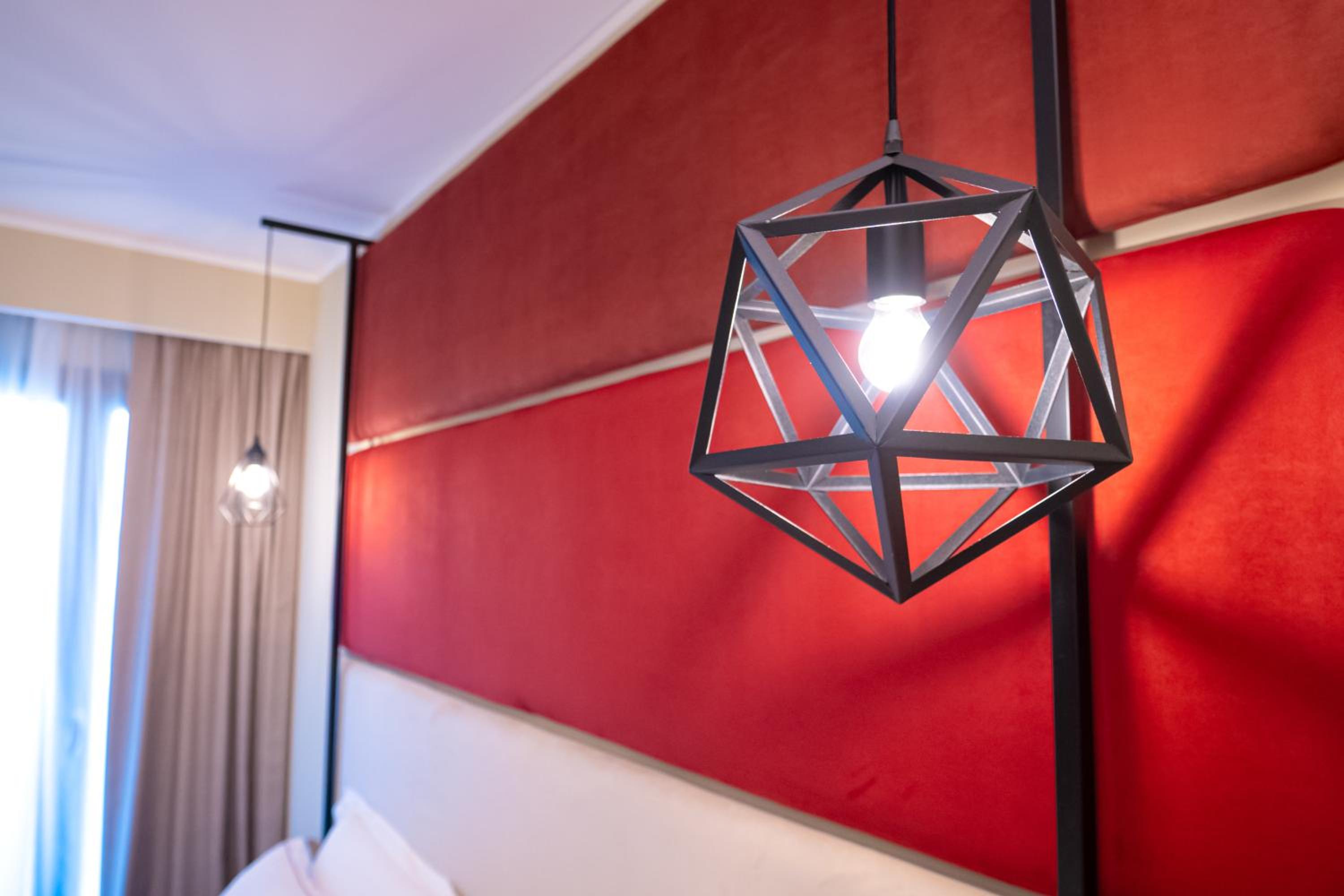 Deluxe Queen Room with Balcony - Non-Smoking - Photo 7