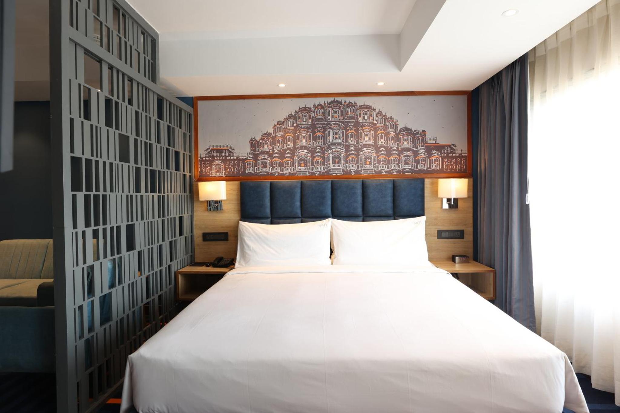 King Suite with Dining & Kitchenette: Buy 1 get 1 Happy Hours (11 am-11pm) at Express Cafe&Bar, Rs250 Meal Credit on purchase of F&Soft Bev. of Rs1000(T&C Apply), Complimentary Hi-Tea (4pm-6pm), 15%off on CabCharges when prebooked atleast 1 day in advance - Photo 16