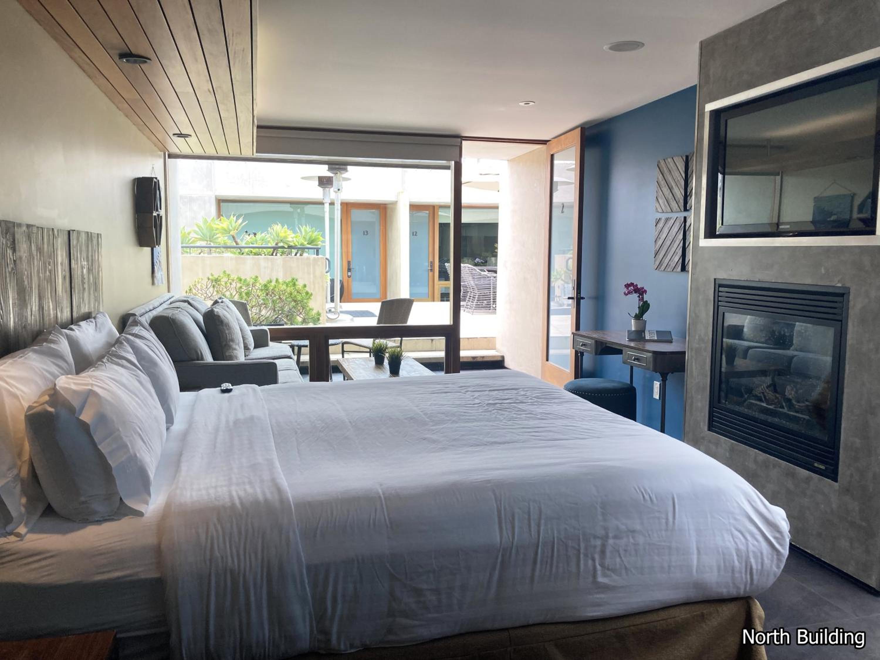 Deluxe King Room [North Building] - Photo 21