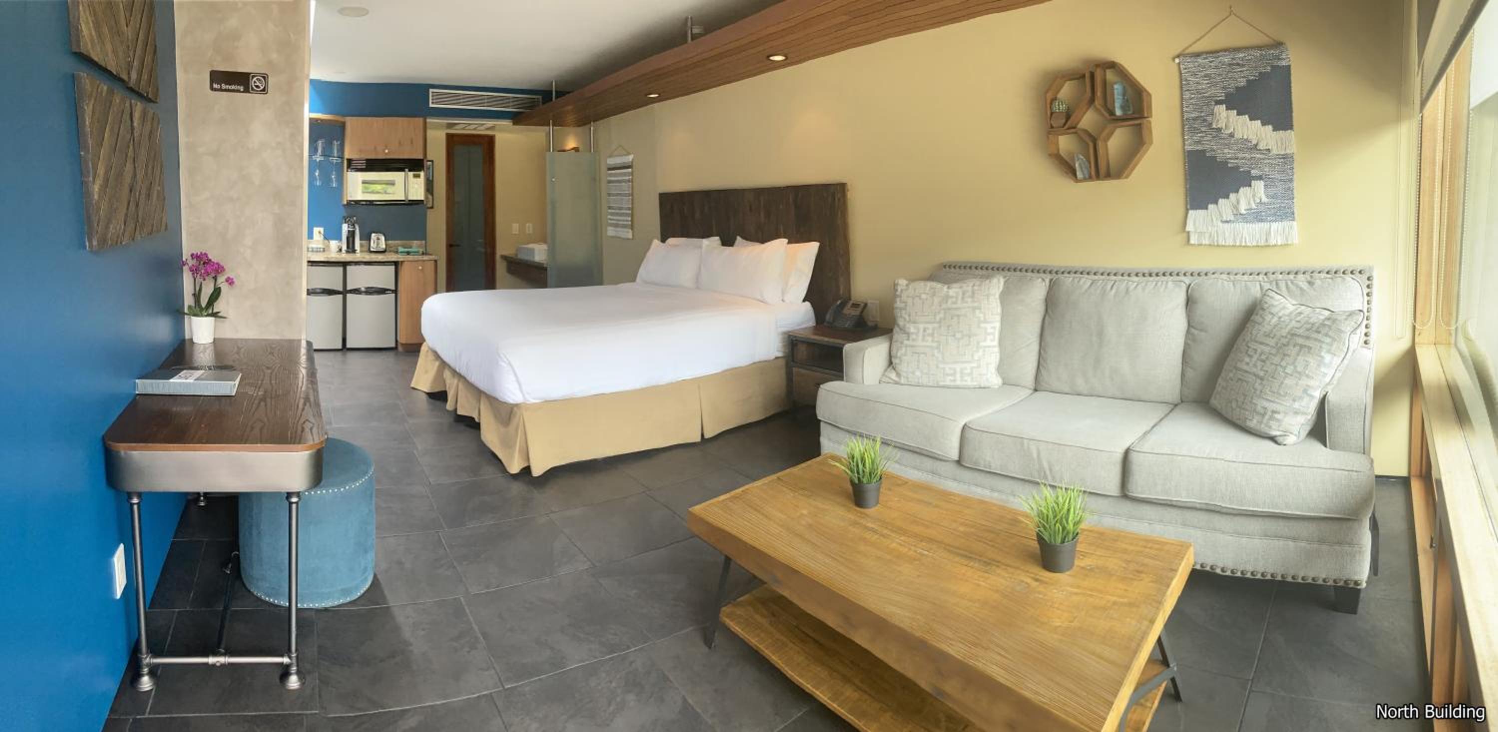 Deluxe King Room [North Building] - Photo 33