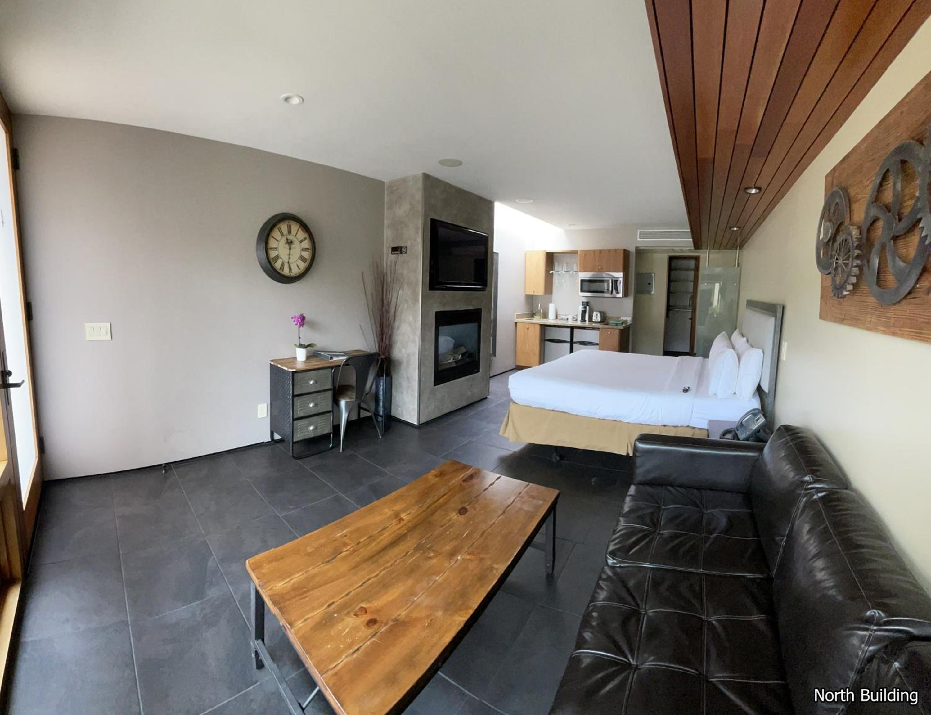 Deluxe King Room [North Building] - Photo 1