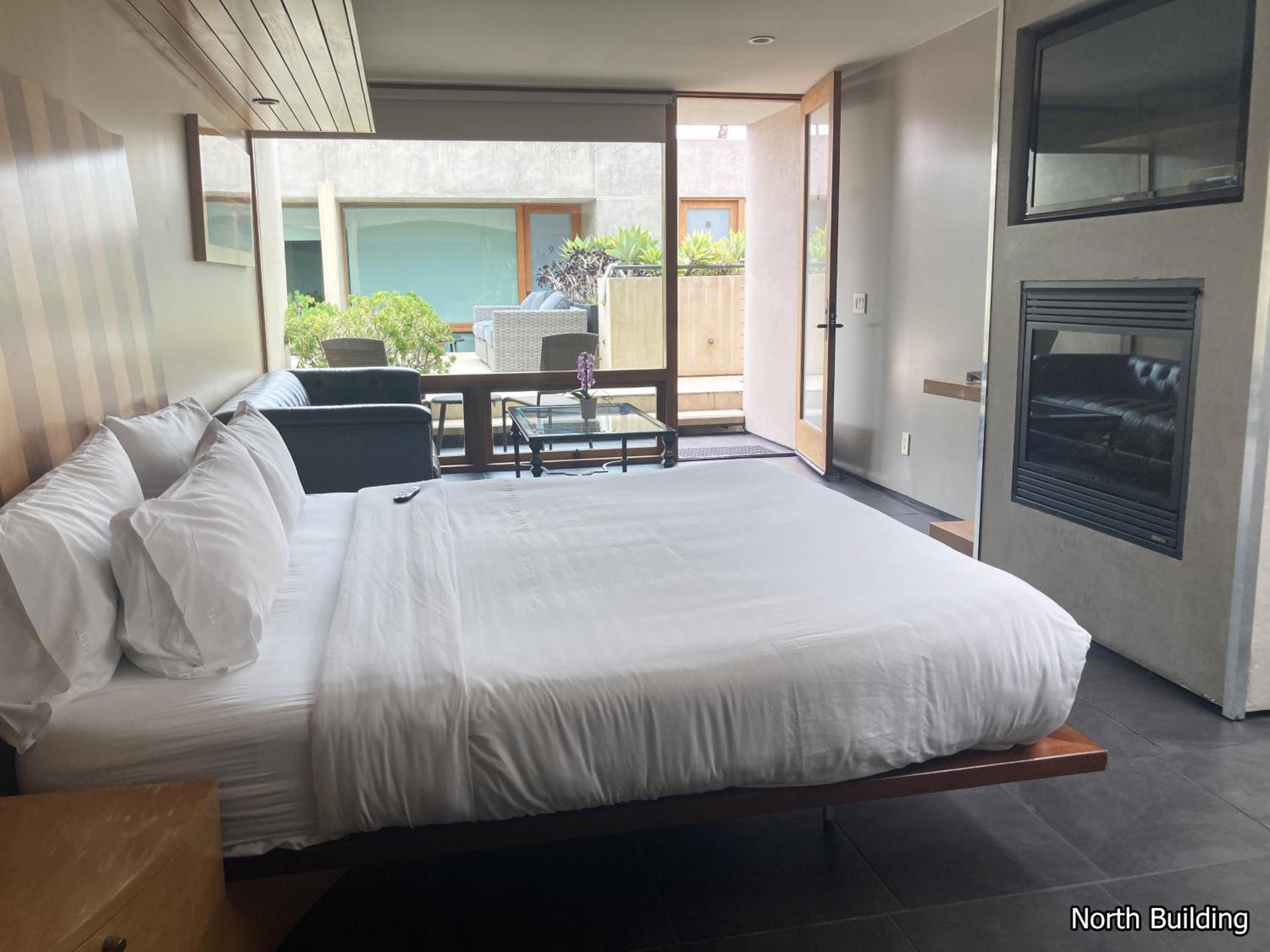 Deluxe King Room [North Building] - Photo 8