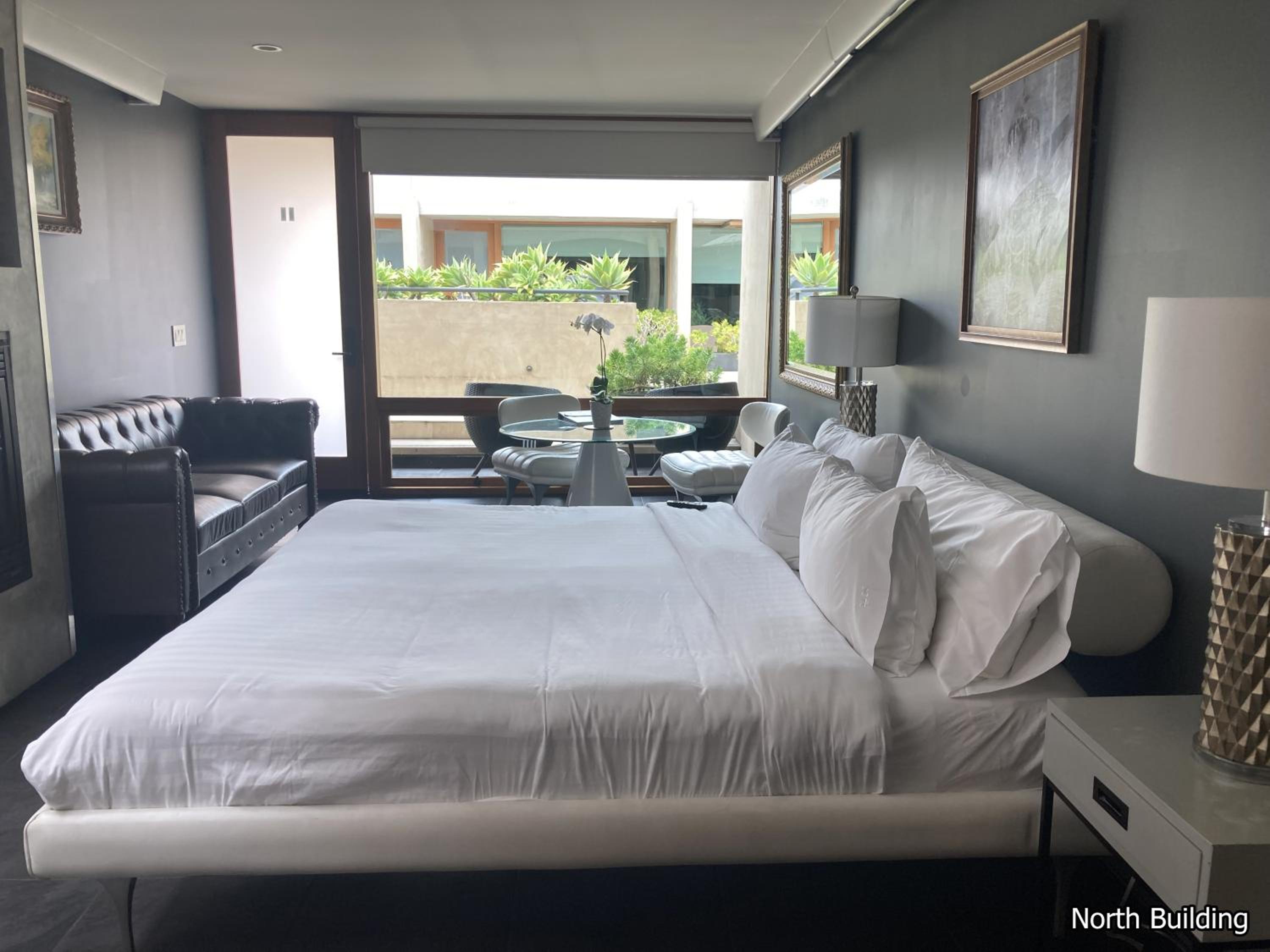Deluxe King Room [North Building] - Photo 32