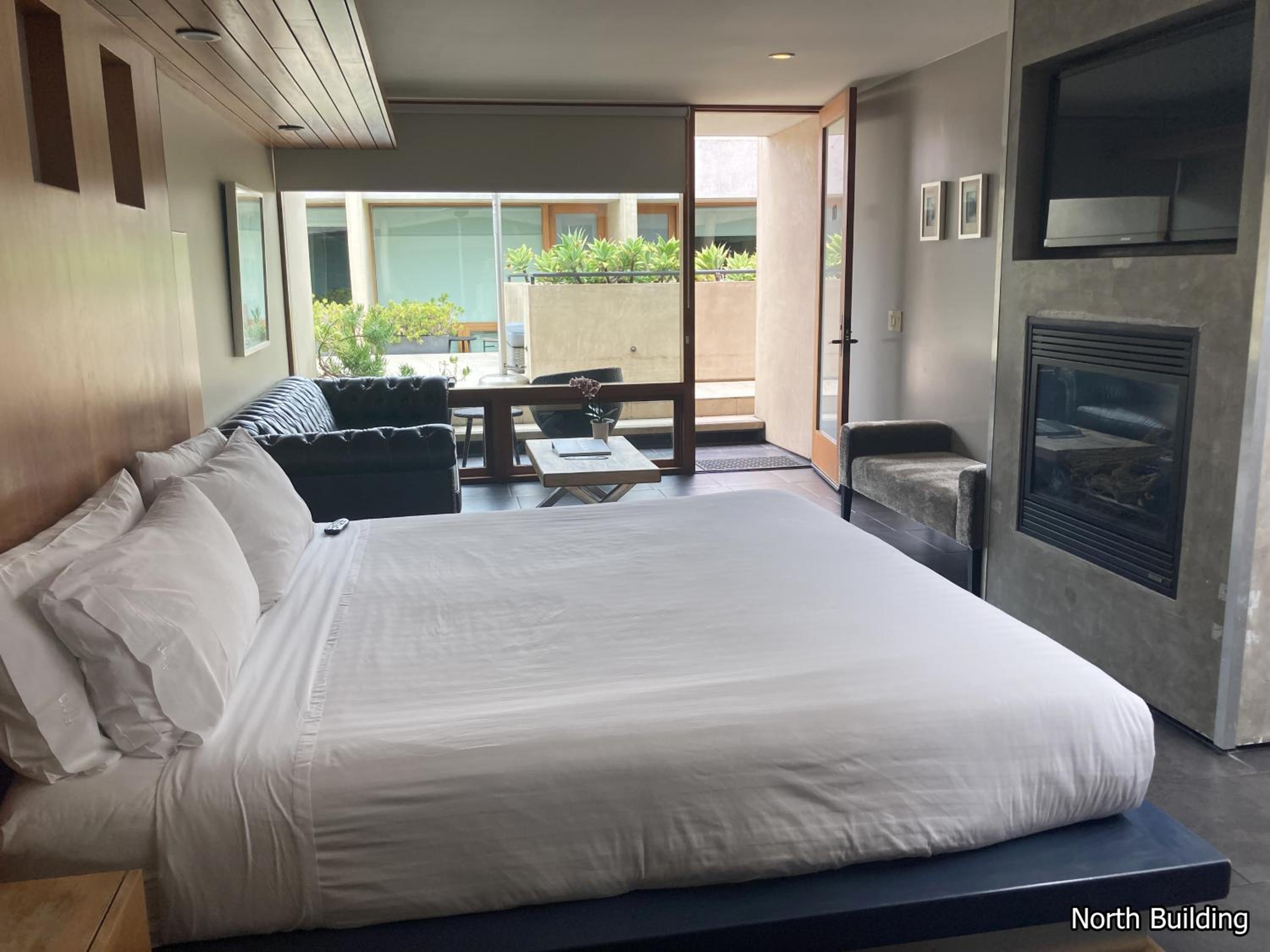 Deluxe King Room [North Building] - Photo 34