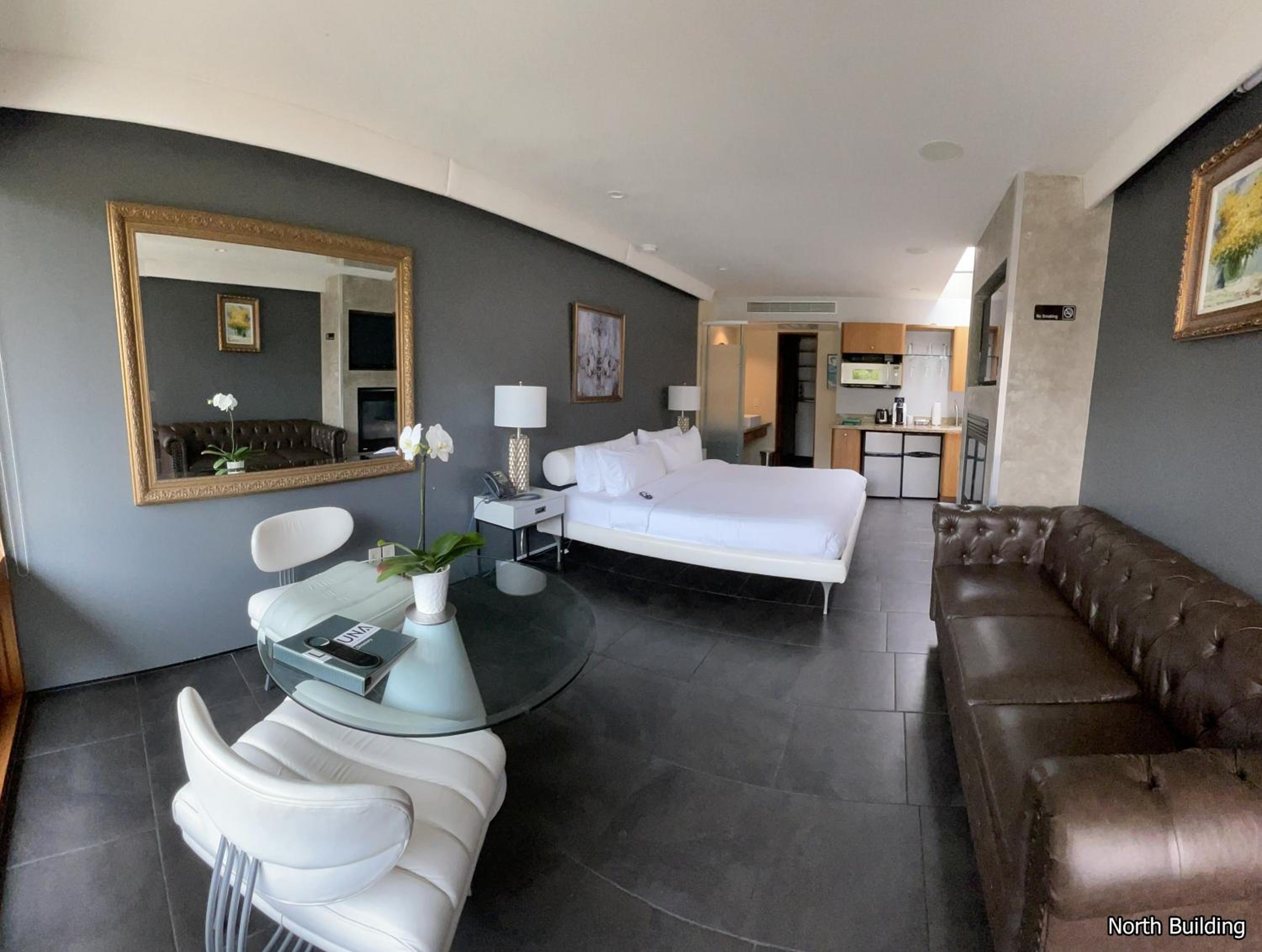 Deluxe King Room [North Building] - Photo 27