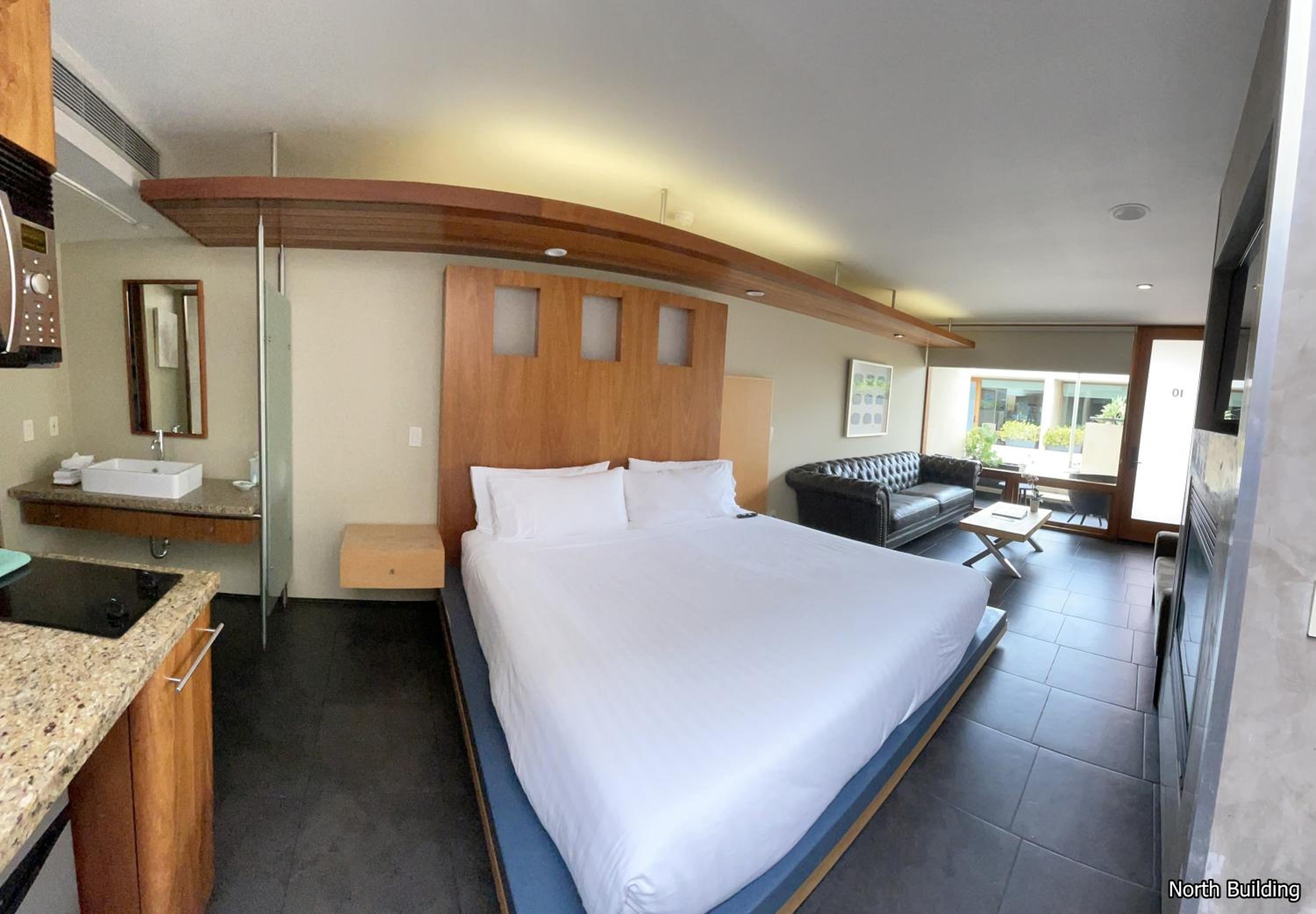 Deluxe King Room [North Building] - Photo 25