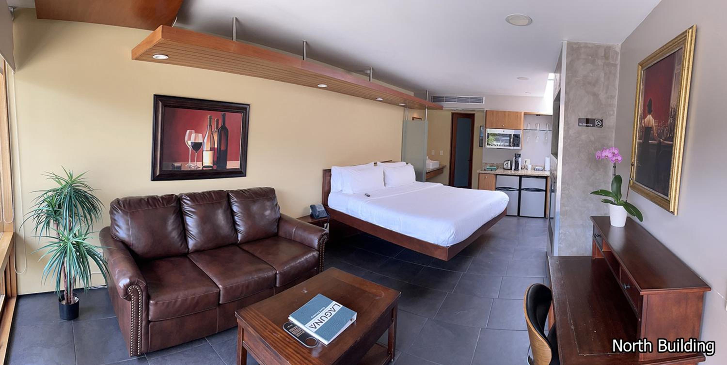 Deluxe King Room with Futon [North Building] photo 1