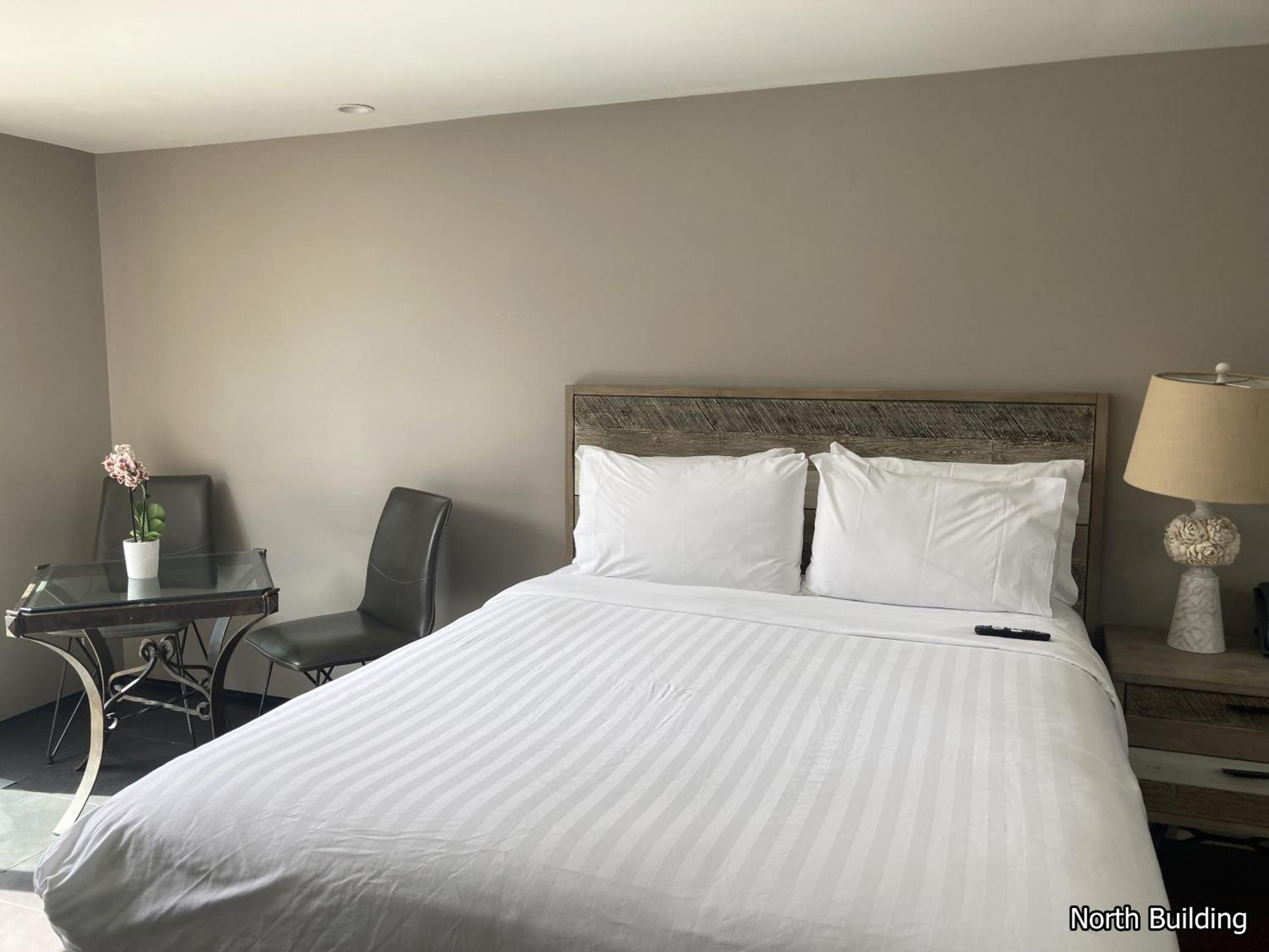 Deluxe Double Queen Room [North Building] - Photo 13