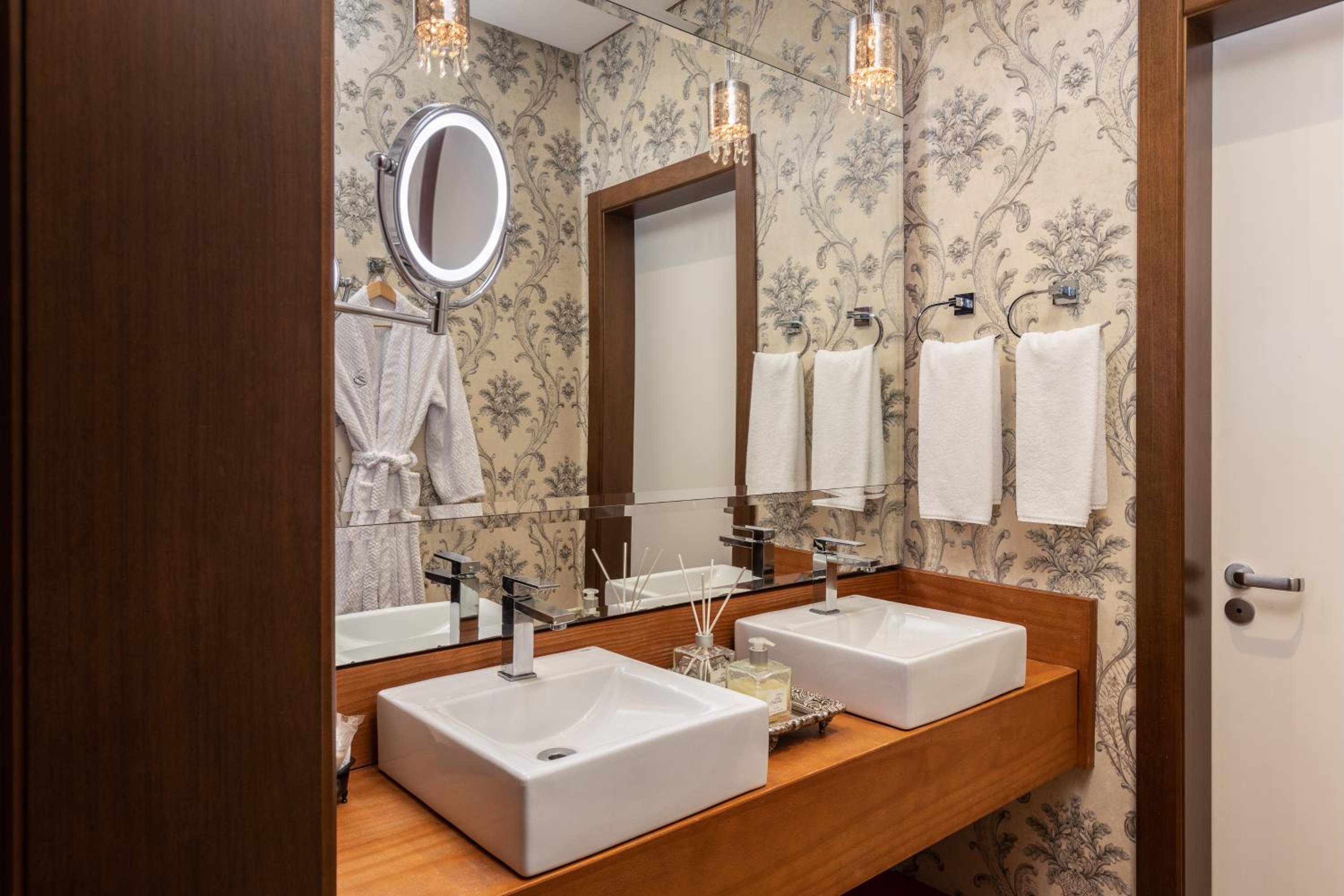 King Suite with Spa Bath thumbnail 5