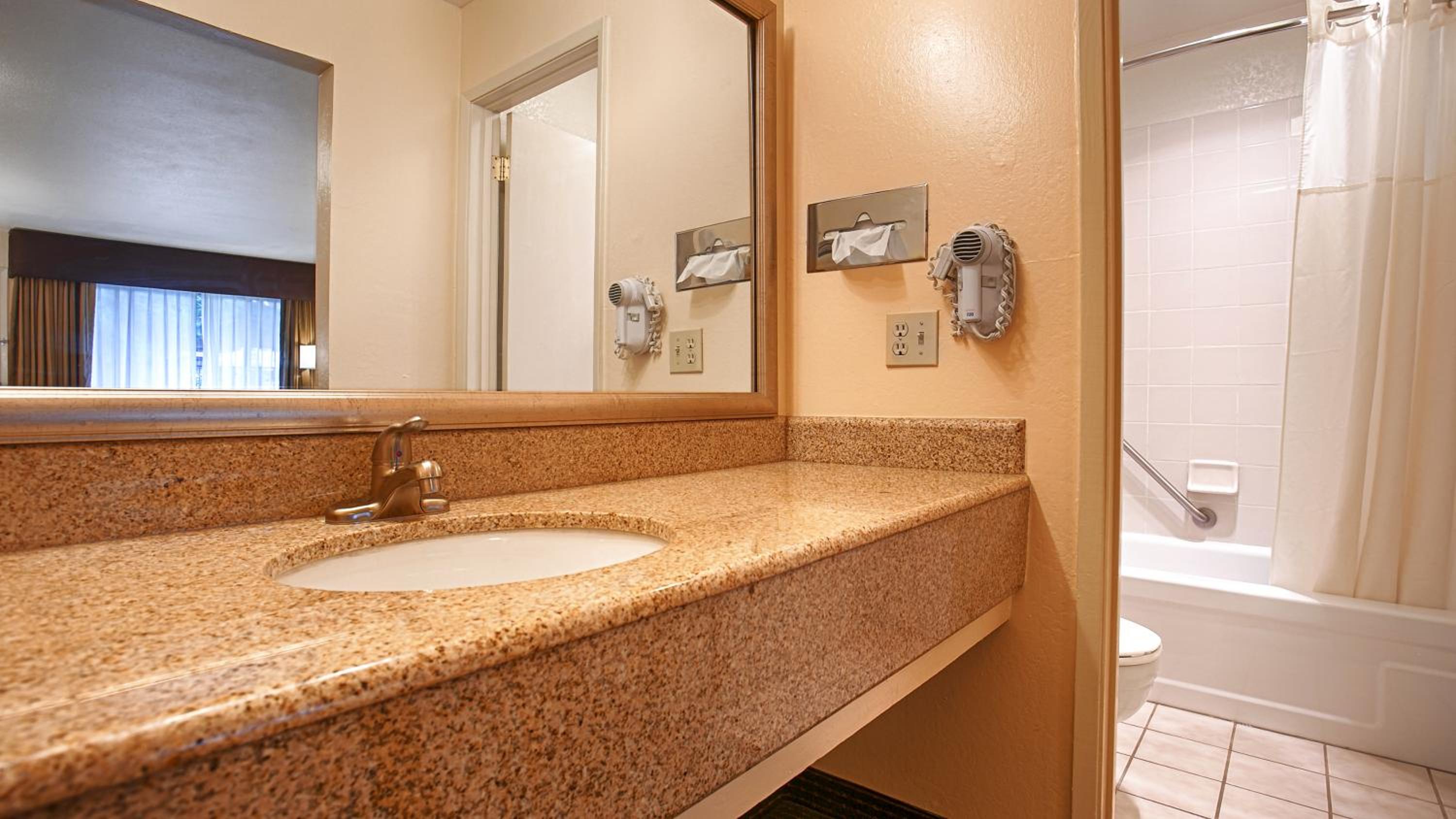 Queen Suite - Non-Smoking - Photo 5