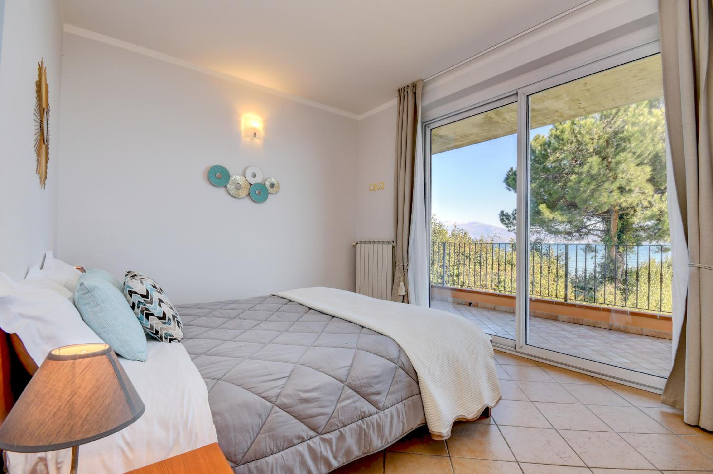 Superior One-Bedroom Apartment with Lake View photo 3