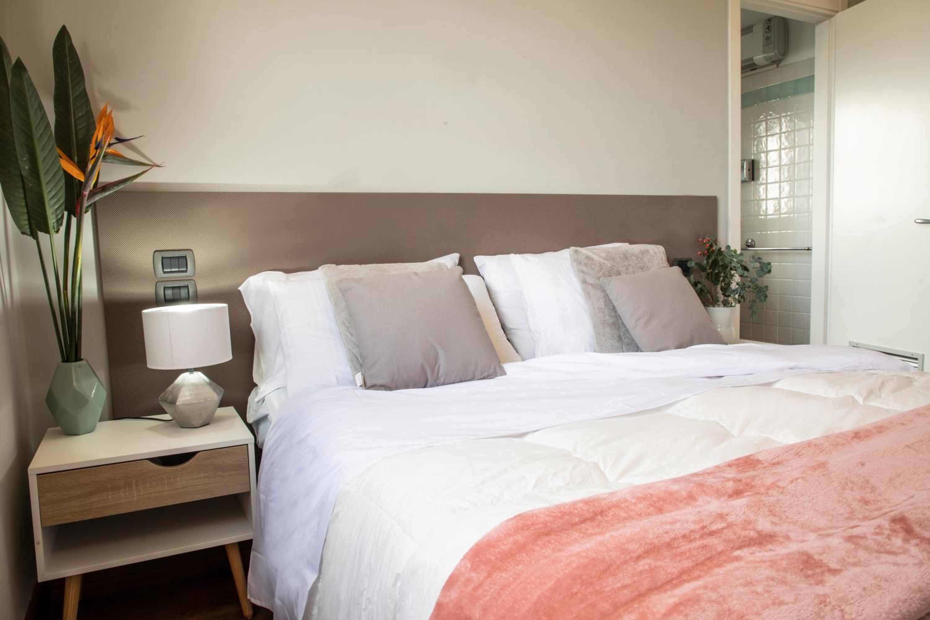 Standard Double or Twin Room - Photo 12