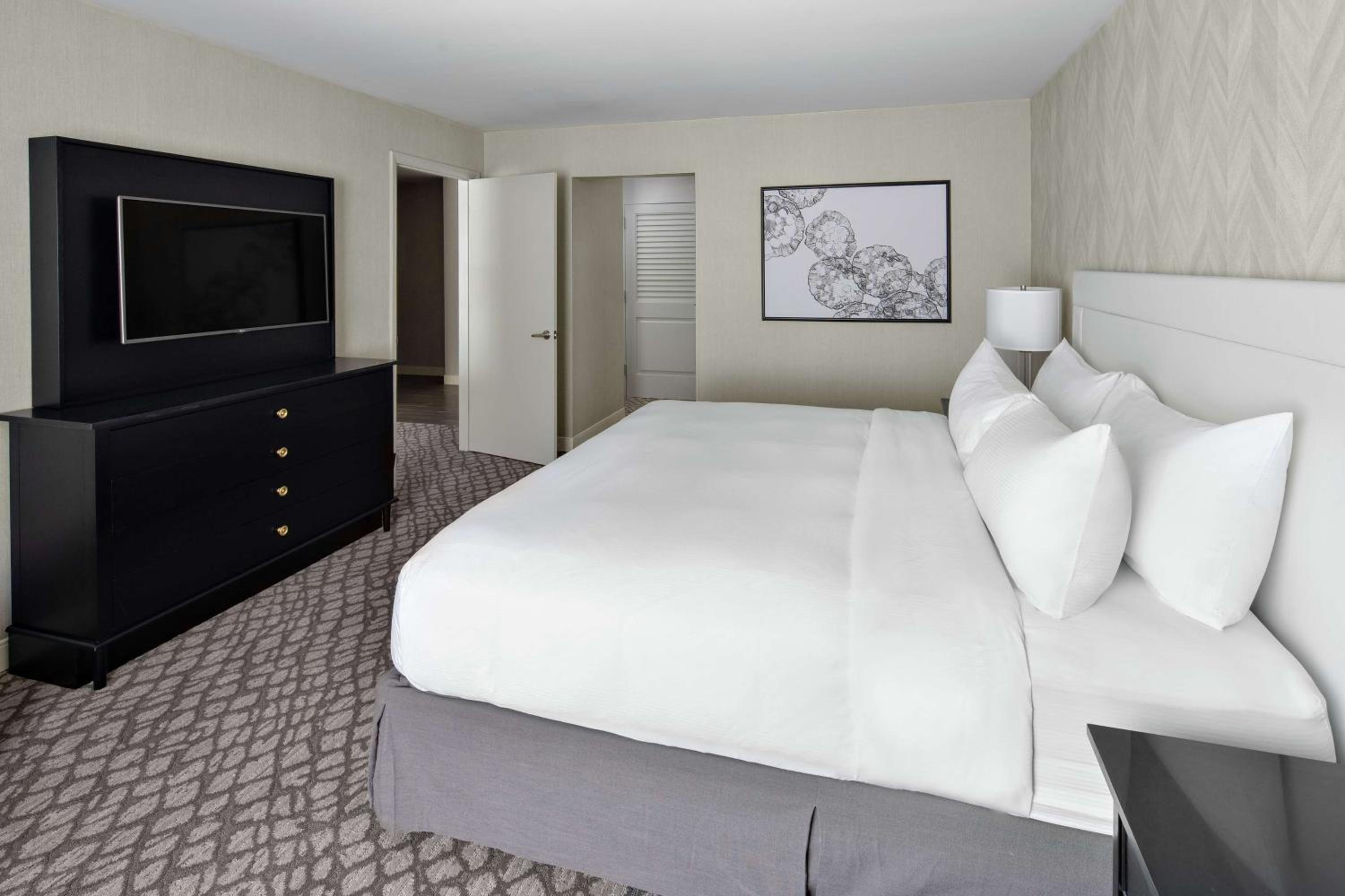 King Suite with Roll-In Shower - Mobility Access/Non-Smoking photo 1