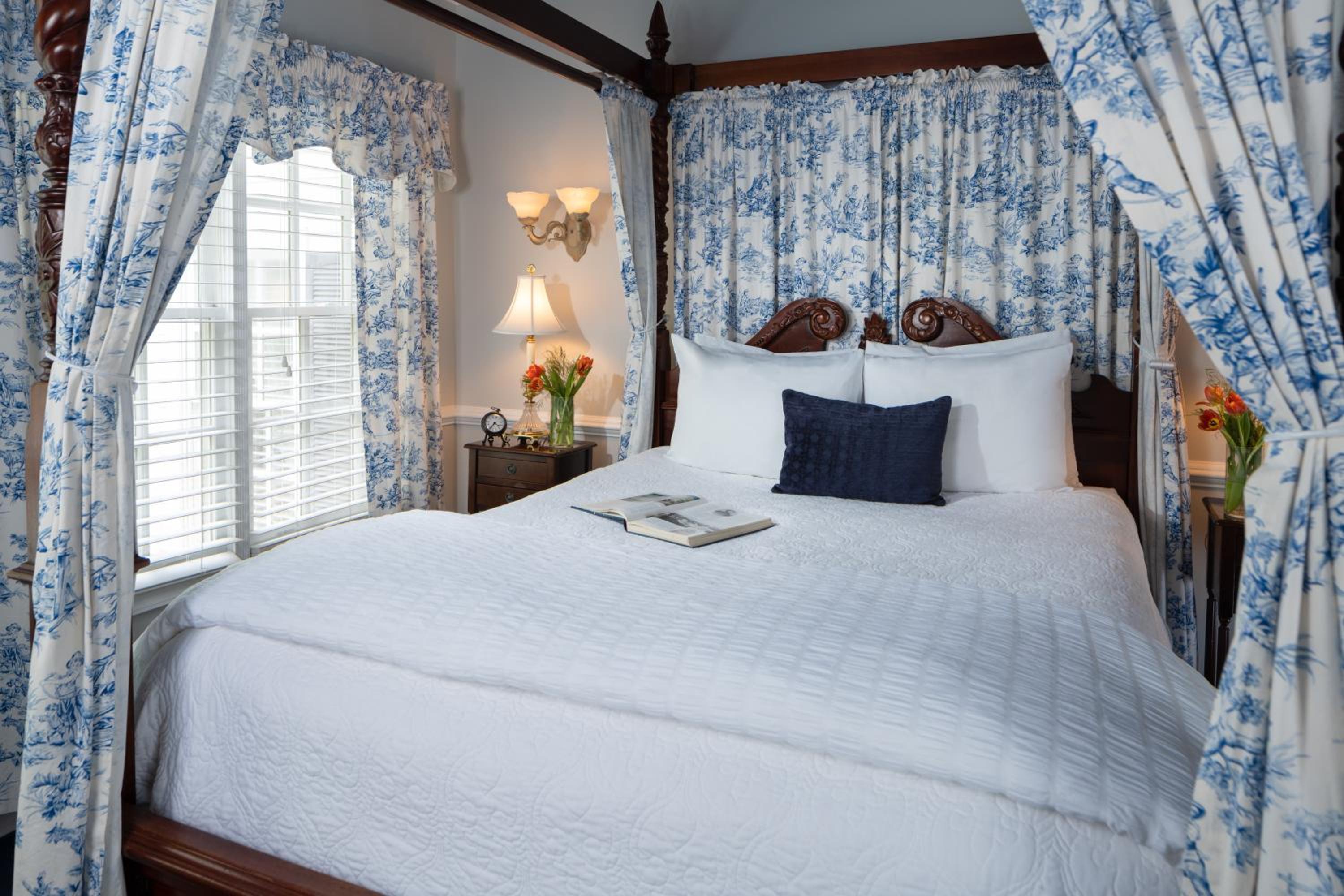 Queen Room with Private Bathroom photo 2