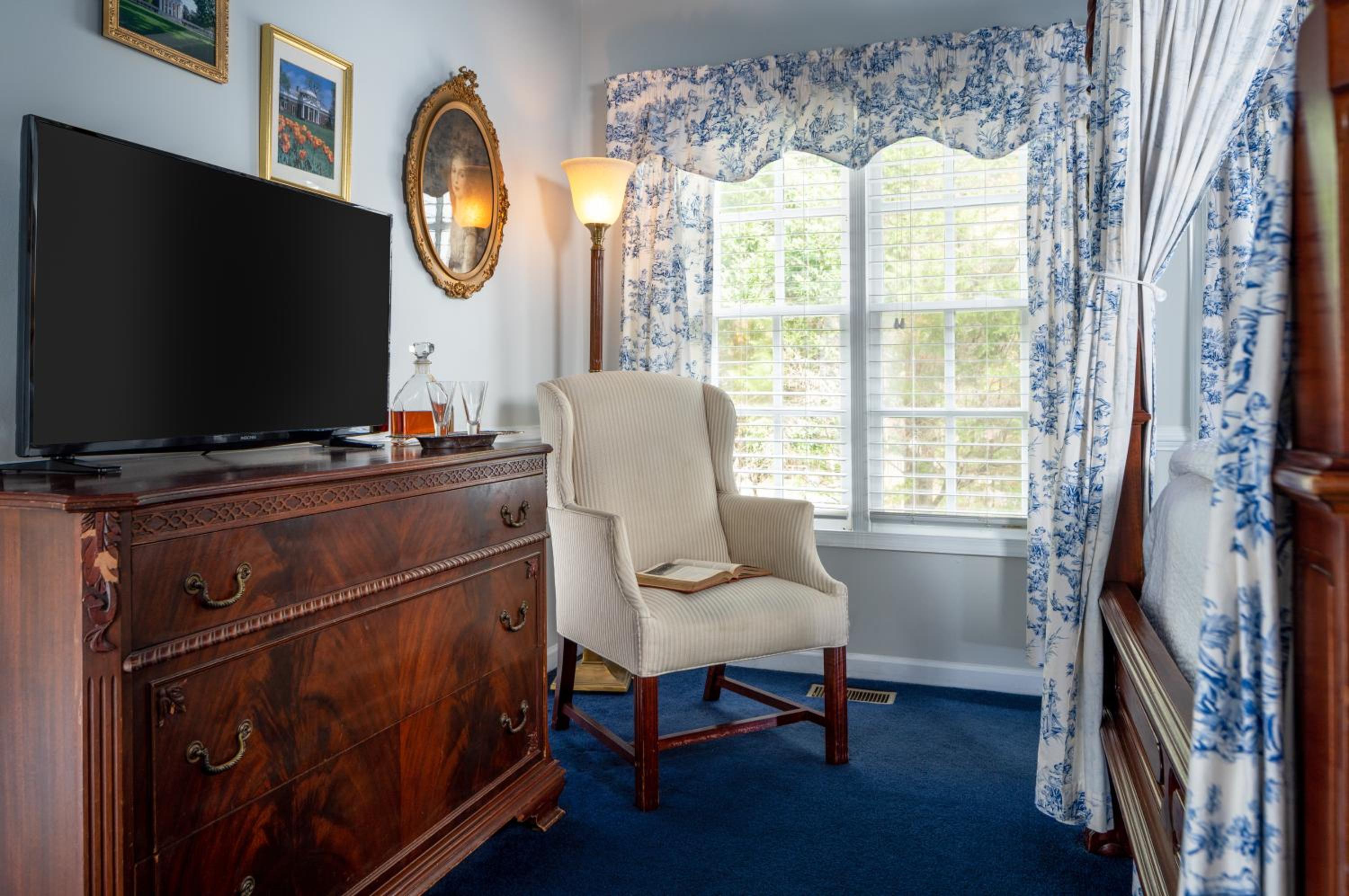 Queen Room with Private Bathroom photo 3