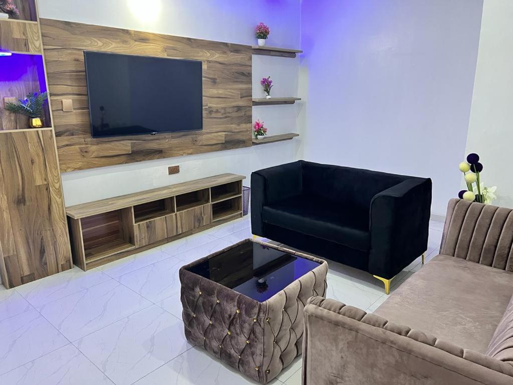 Executive Suite - Photo 1