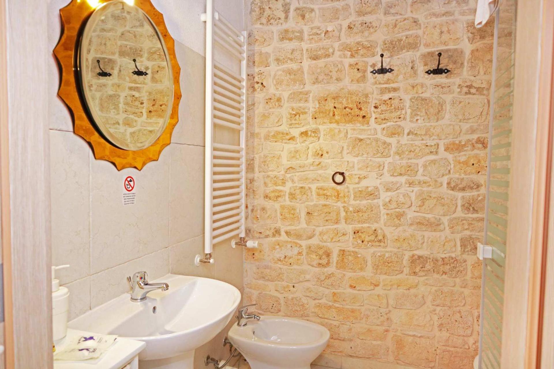 Double Room - Photo 8