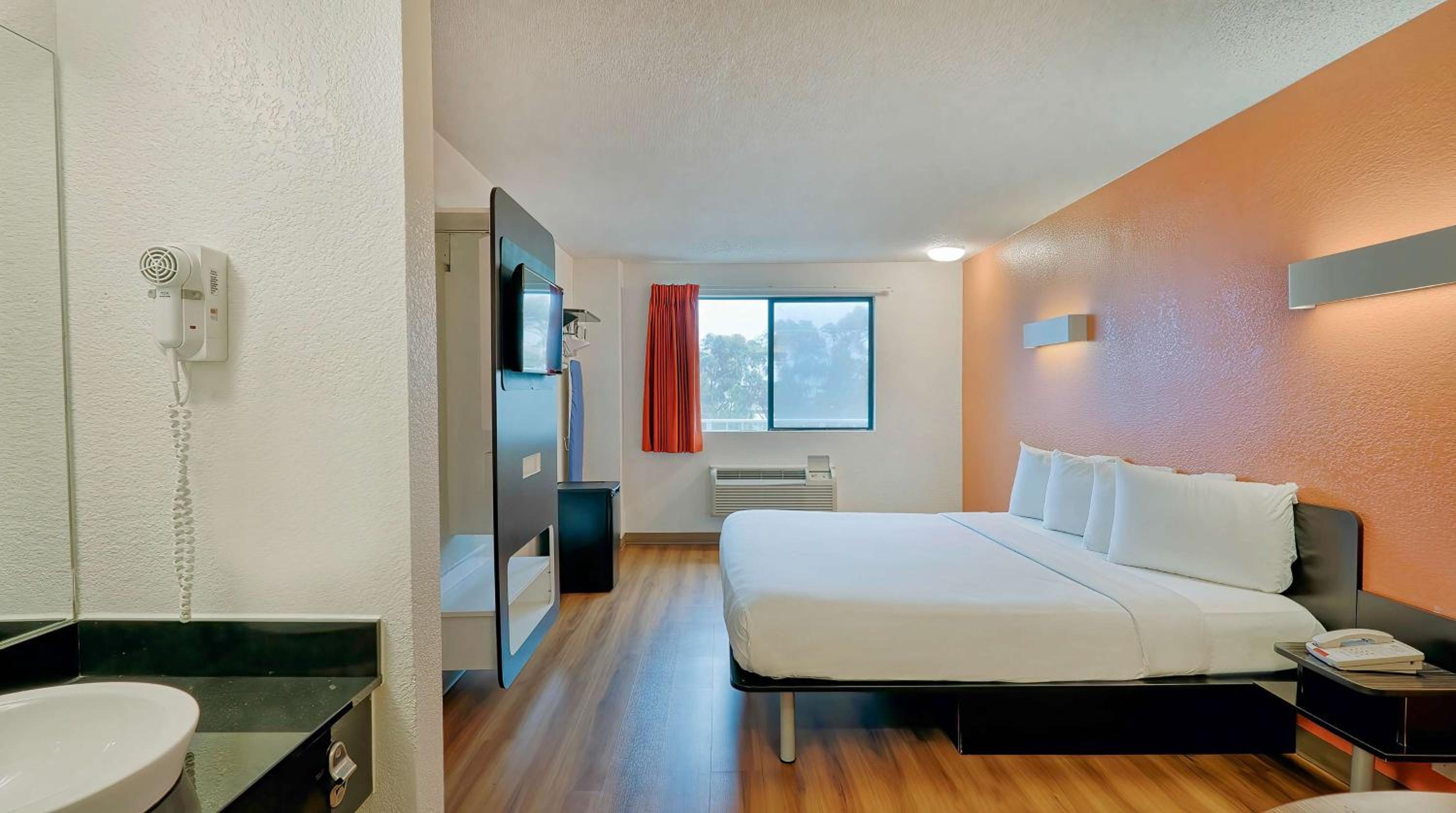 1  King Bed | ADA/RI Shower/Hearing Impaired | Near Los Angeles International Airport photo 1
