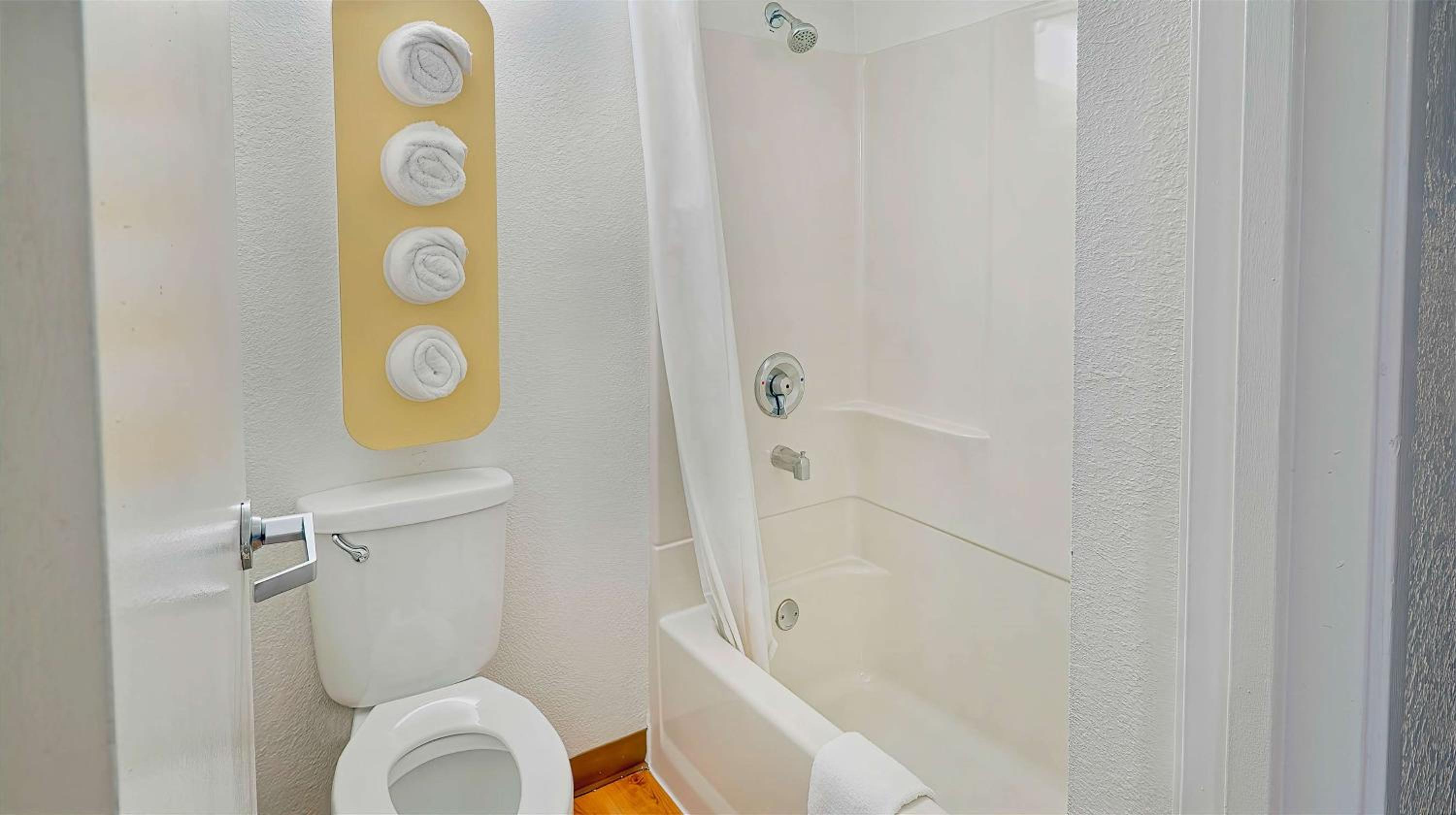 1 Queen Bed | Hearing Accessible | Mini Fridge | Near Los Angeles International Airport