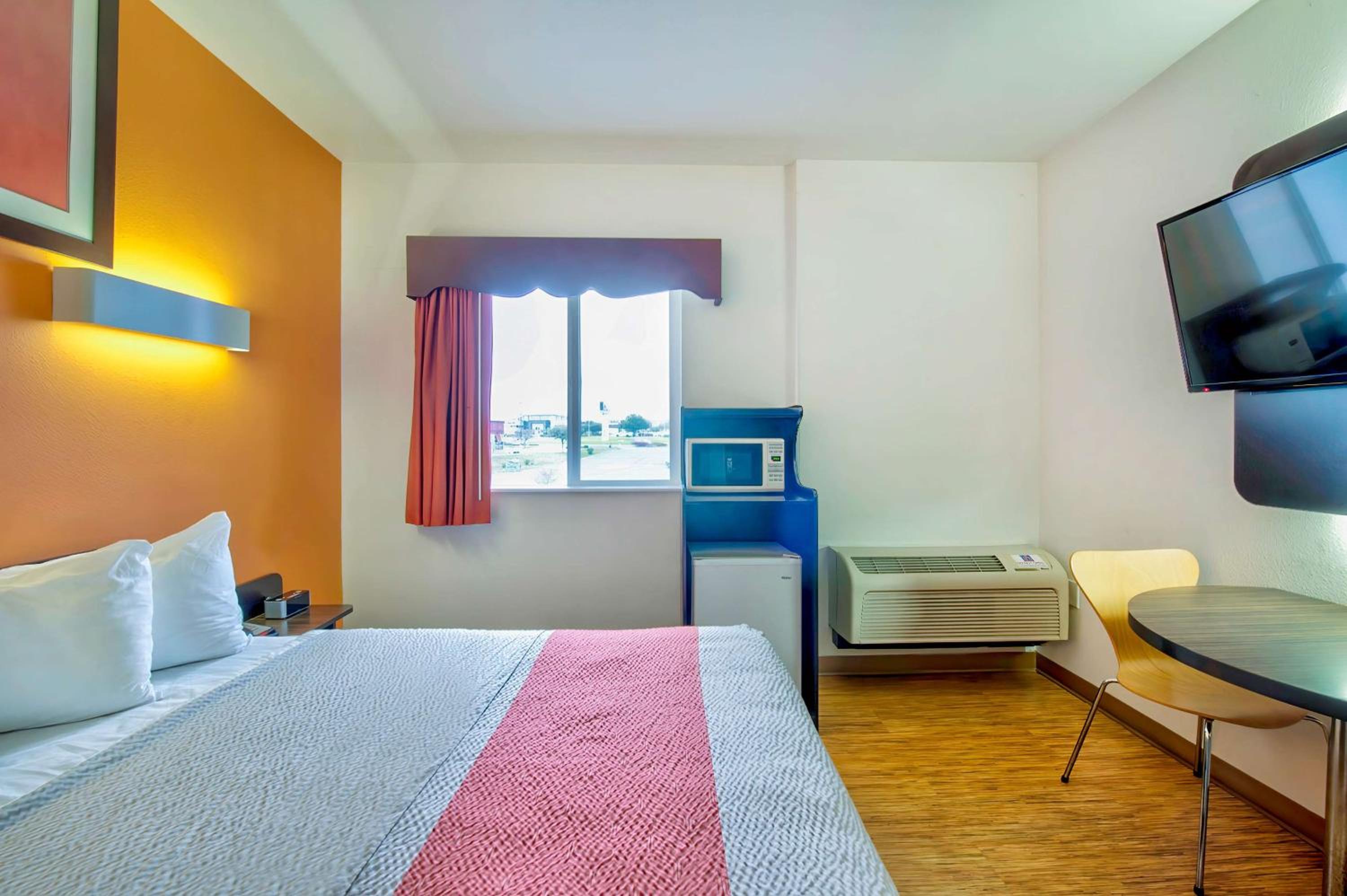 Queen Room - Disability Access - Non-Smoking photo 3