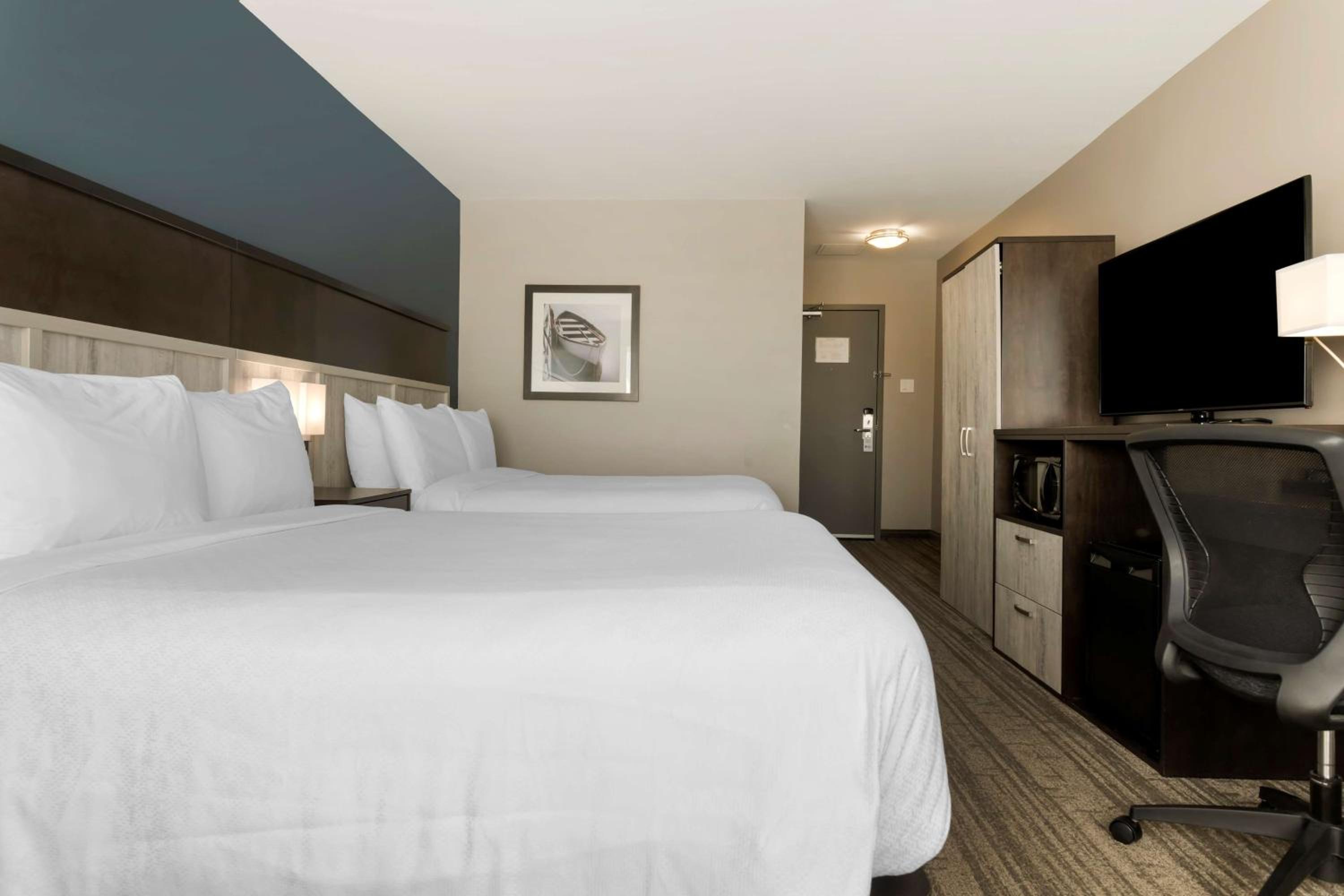 Queen Room with Two Queen Beds - Photo 1
