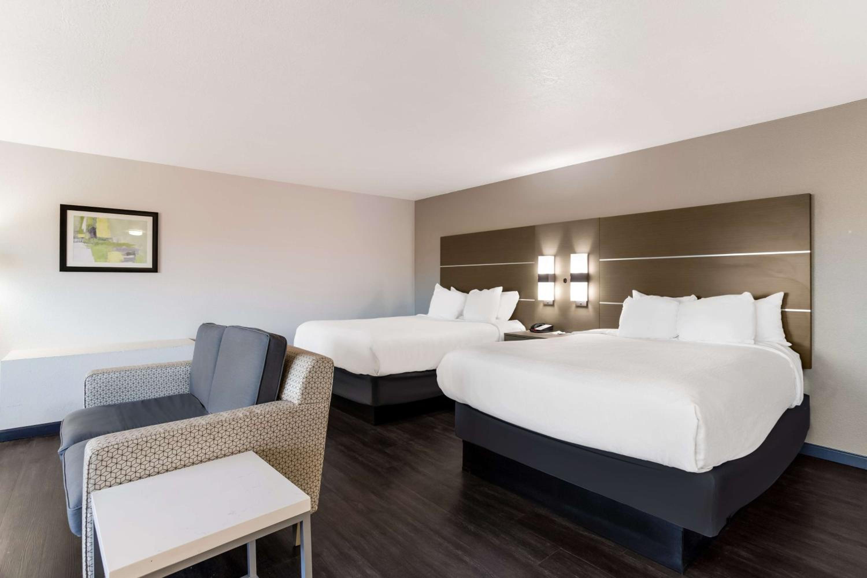 Large Queen Room with Two Queen Beds - Photo 4