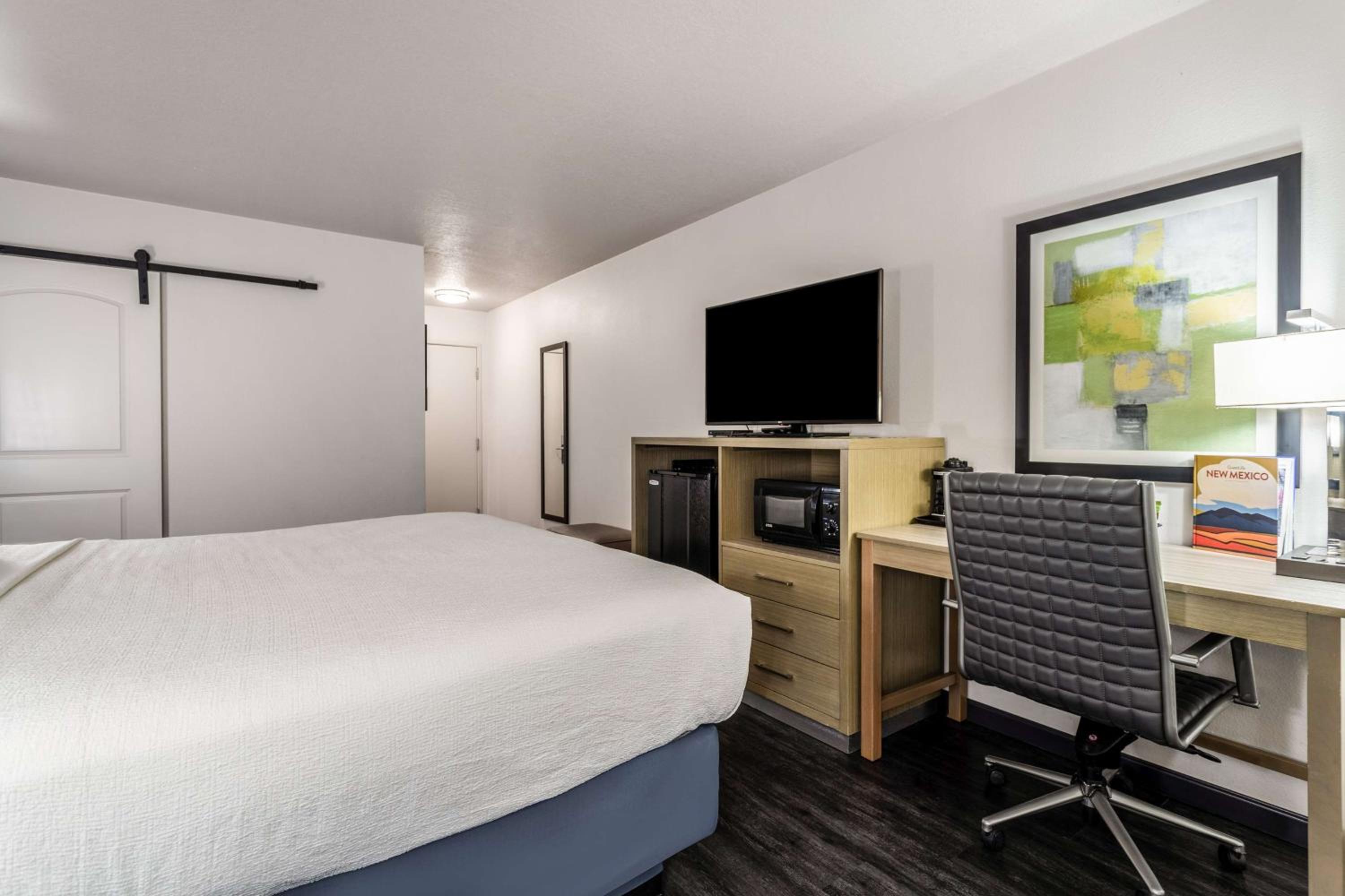 King Room - Non-Smoking - Photo 3