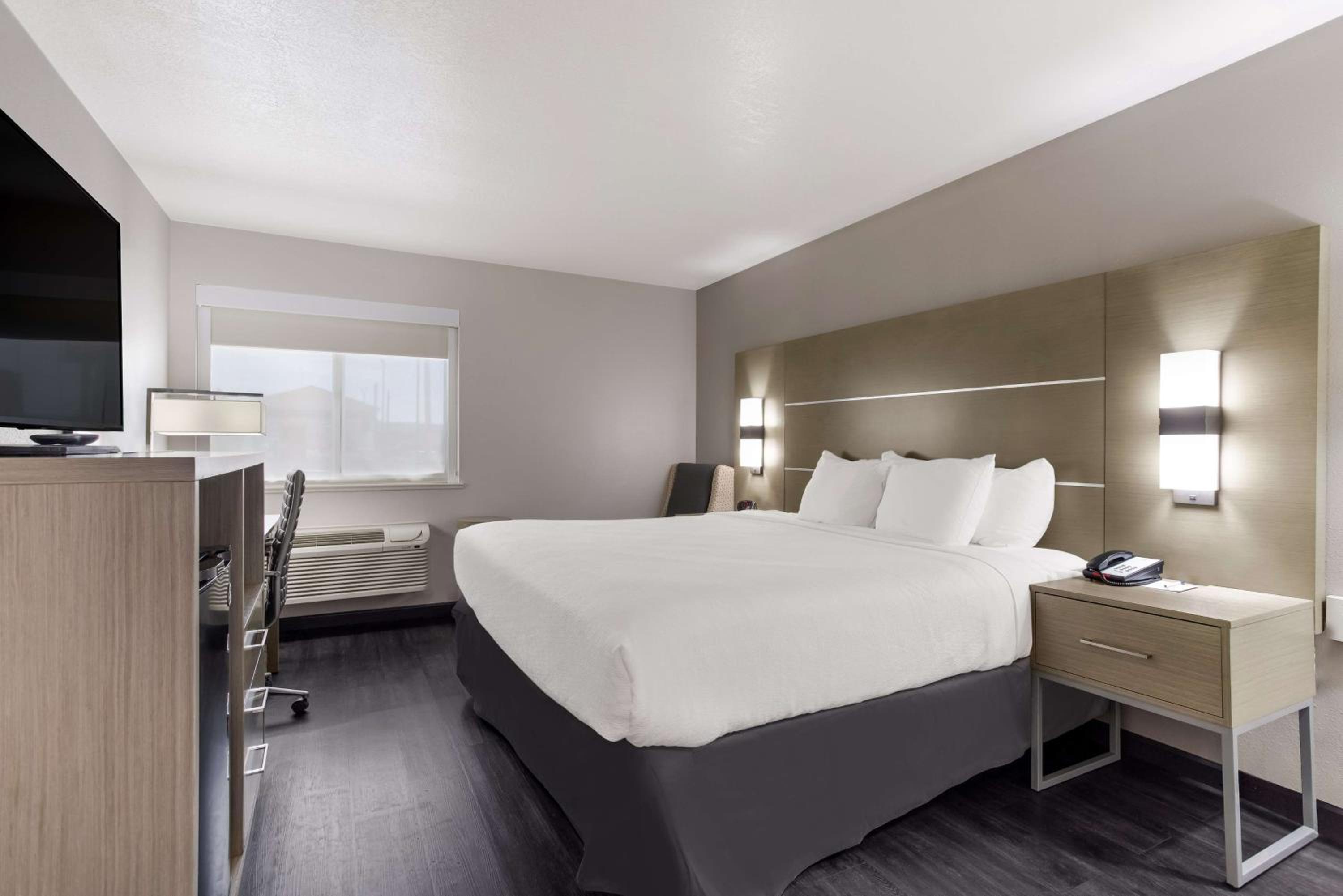 King Room - Non-Smoking - Photo 2