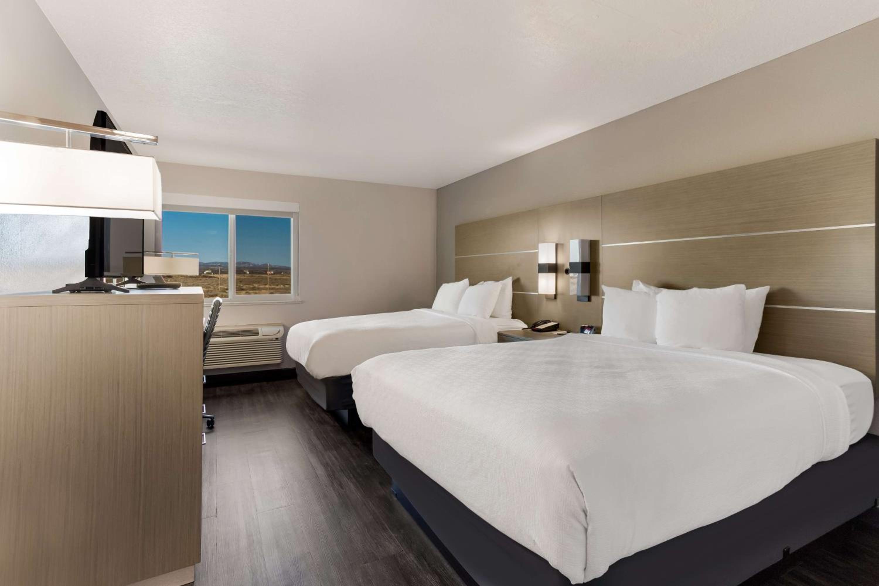 Queen Room with Two Queen Beds - Non-Smoking - Photo 1