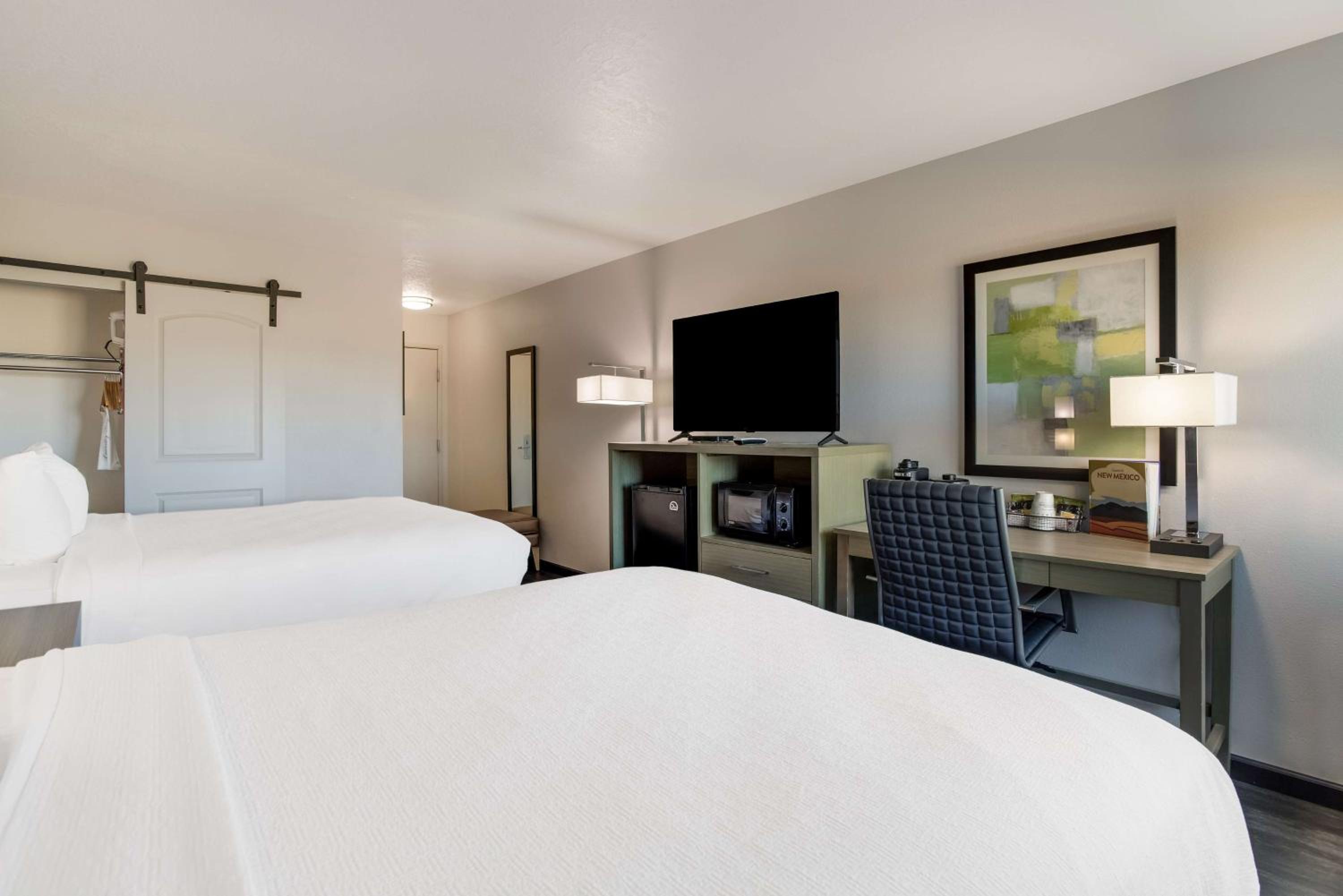 Queen Room with Two Queen Beds - Non-Smoking - Photo 3