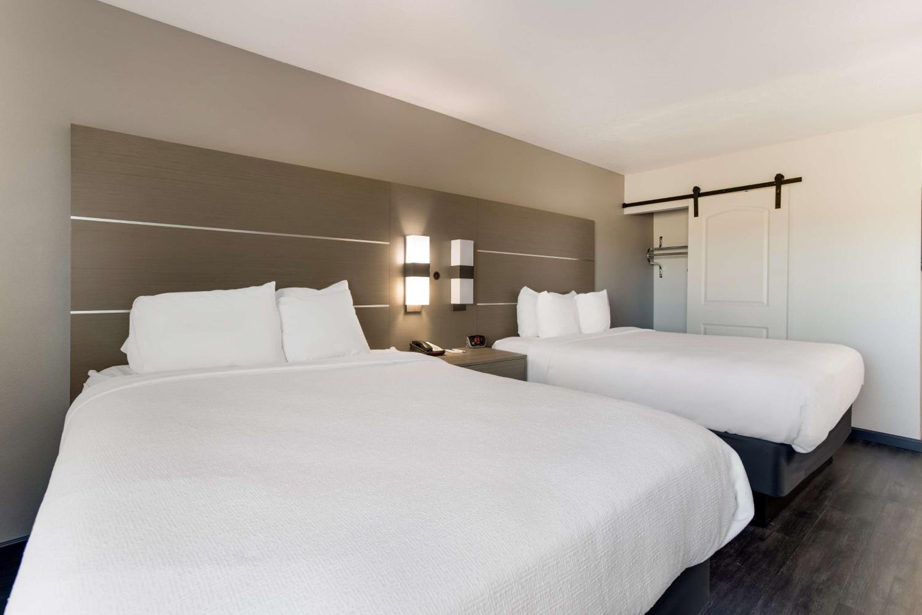Queen Room with Two Queen Beds - Non-Smoking - Photo 2