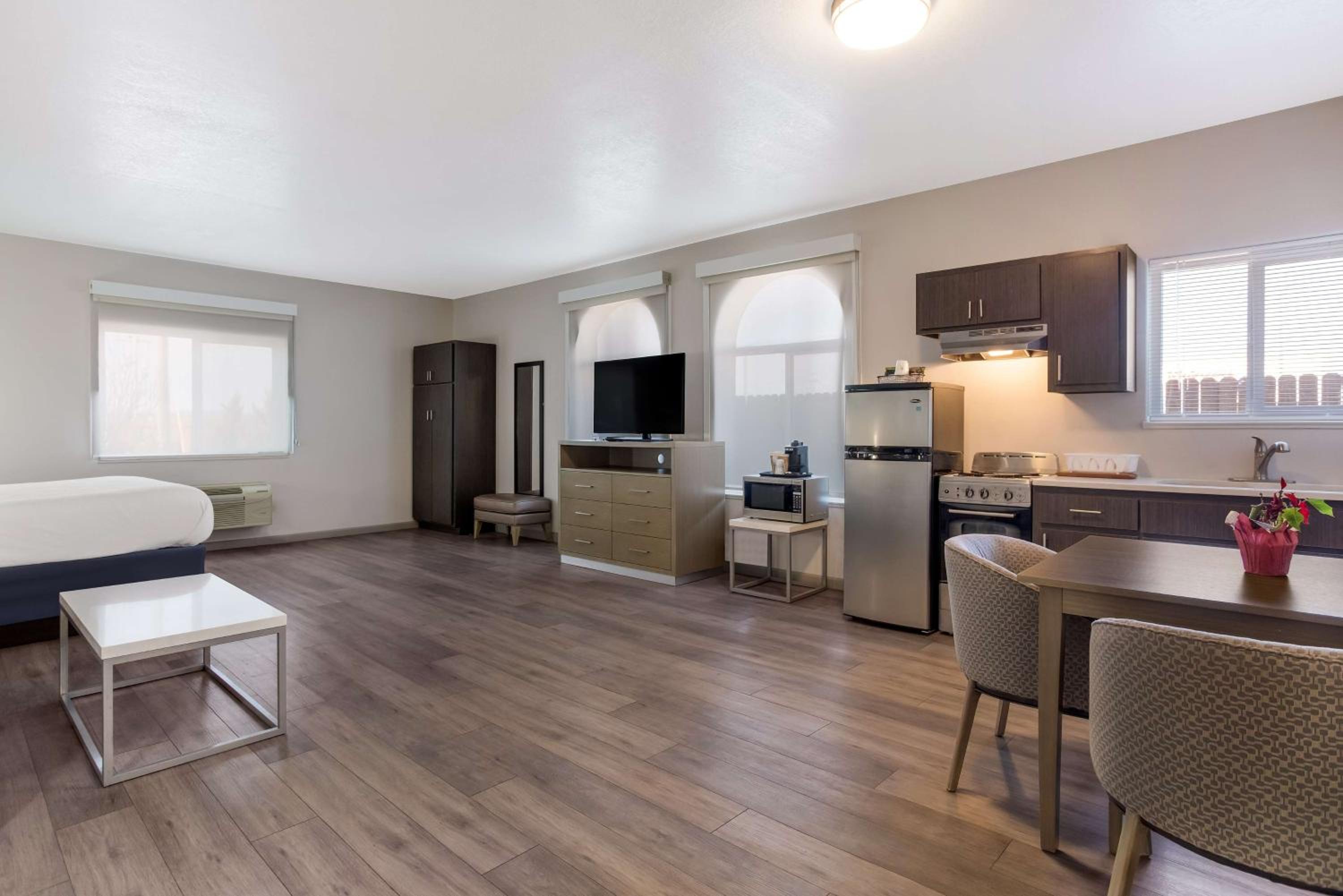 King Room with Kitchen - Non-Smoking - Photo 1