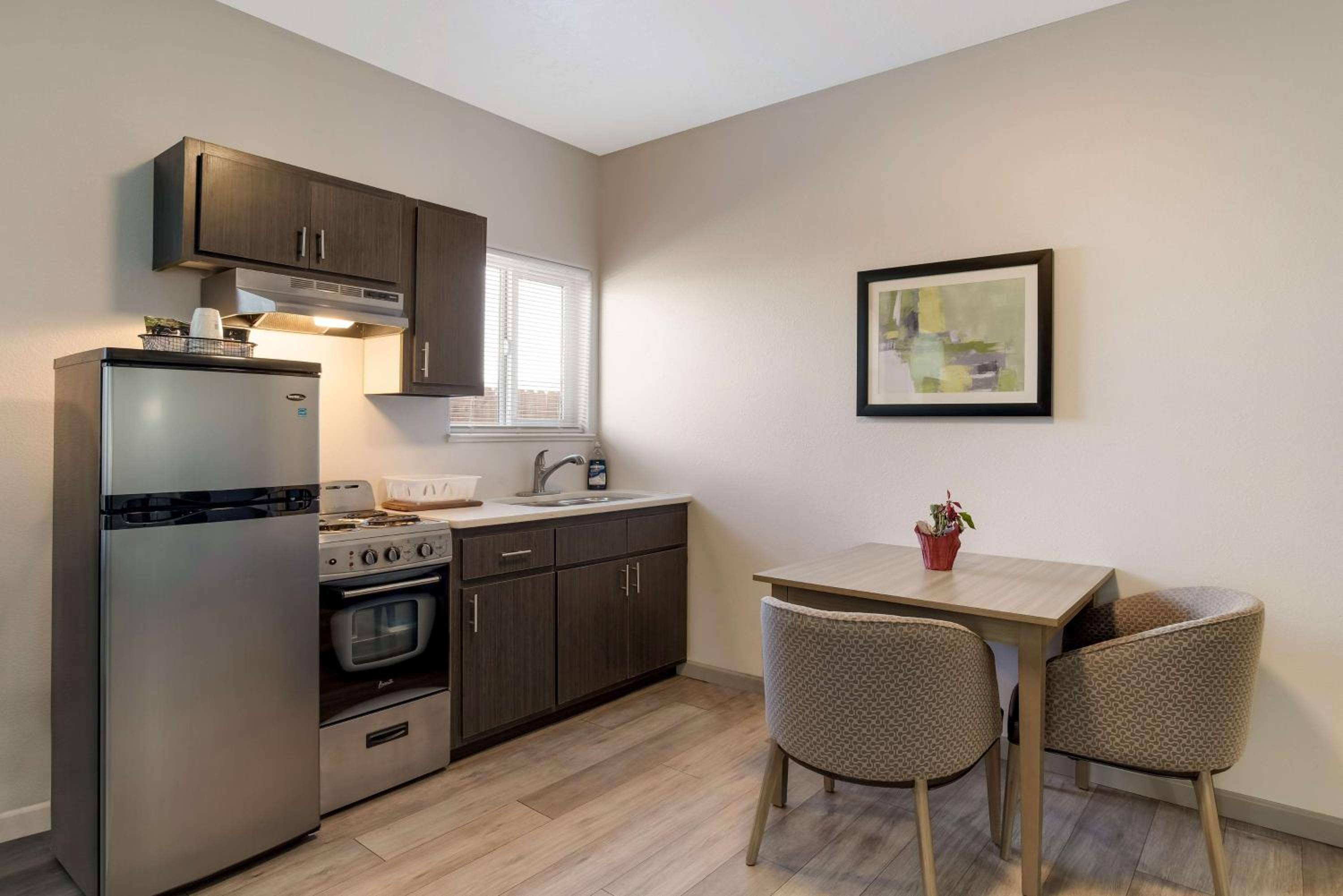 King Room with Kitchen - Non-Smoking - Photo 3