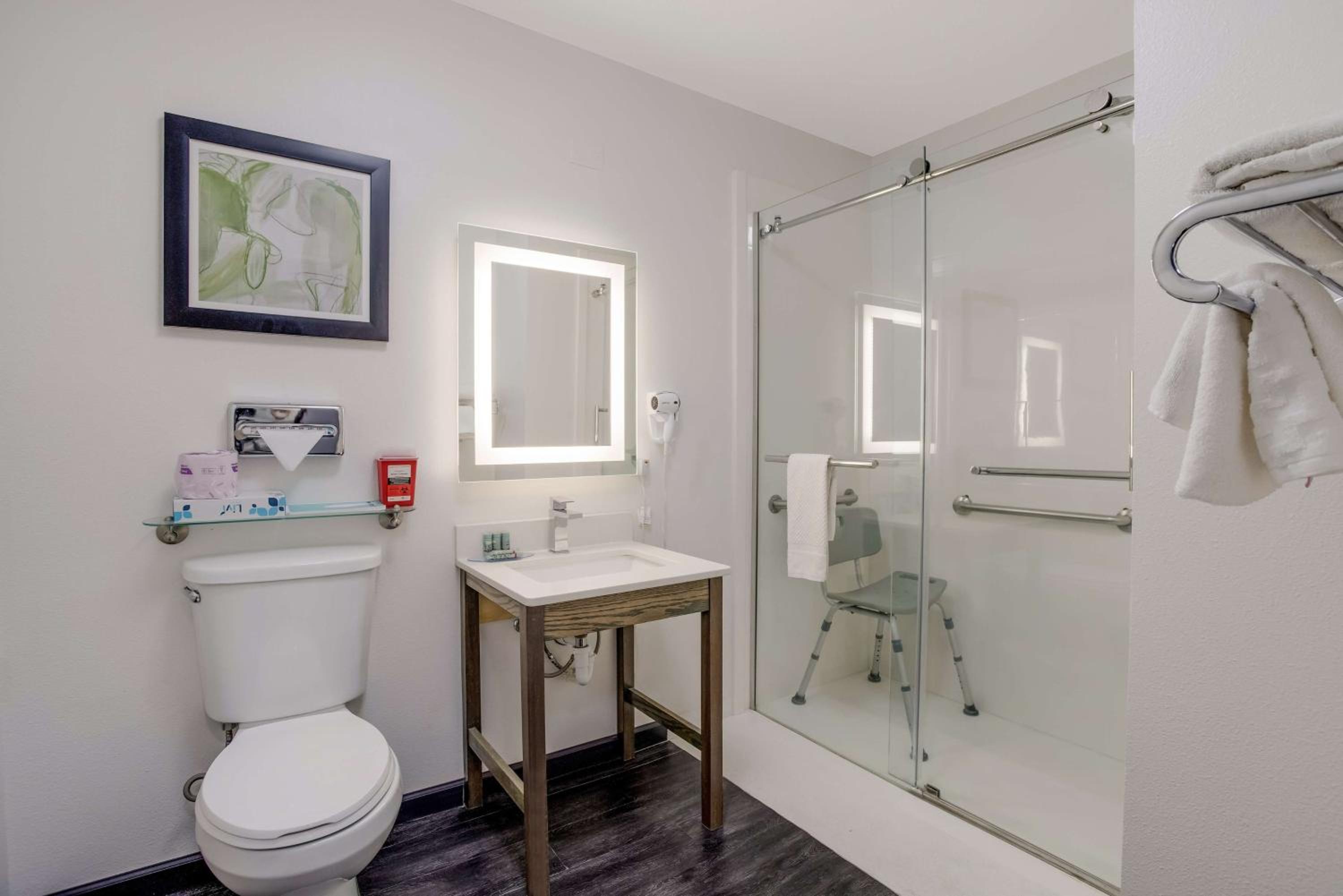 King Room with Walk-In Shower - Mobility Access - Photo 2