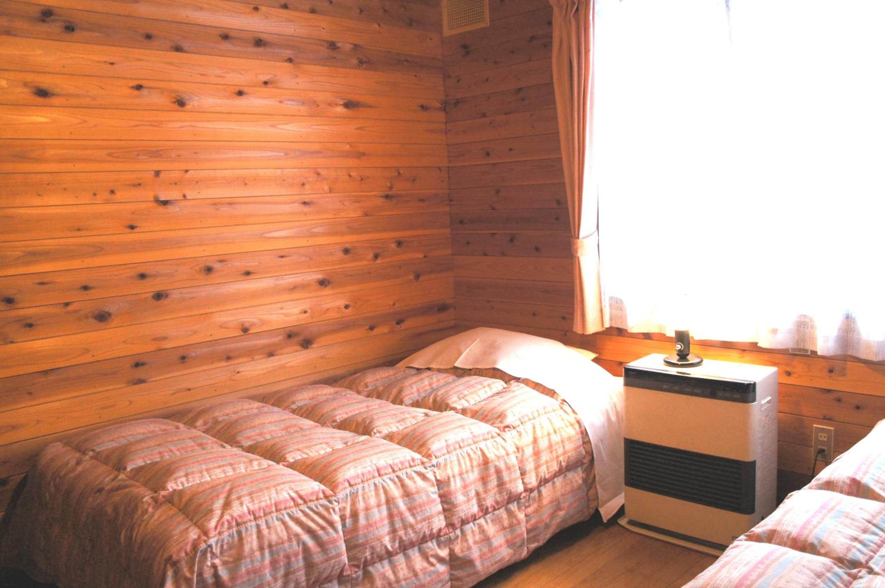 Economy Twin Room With Shared Bathroom