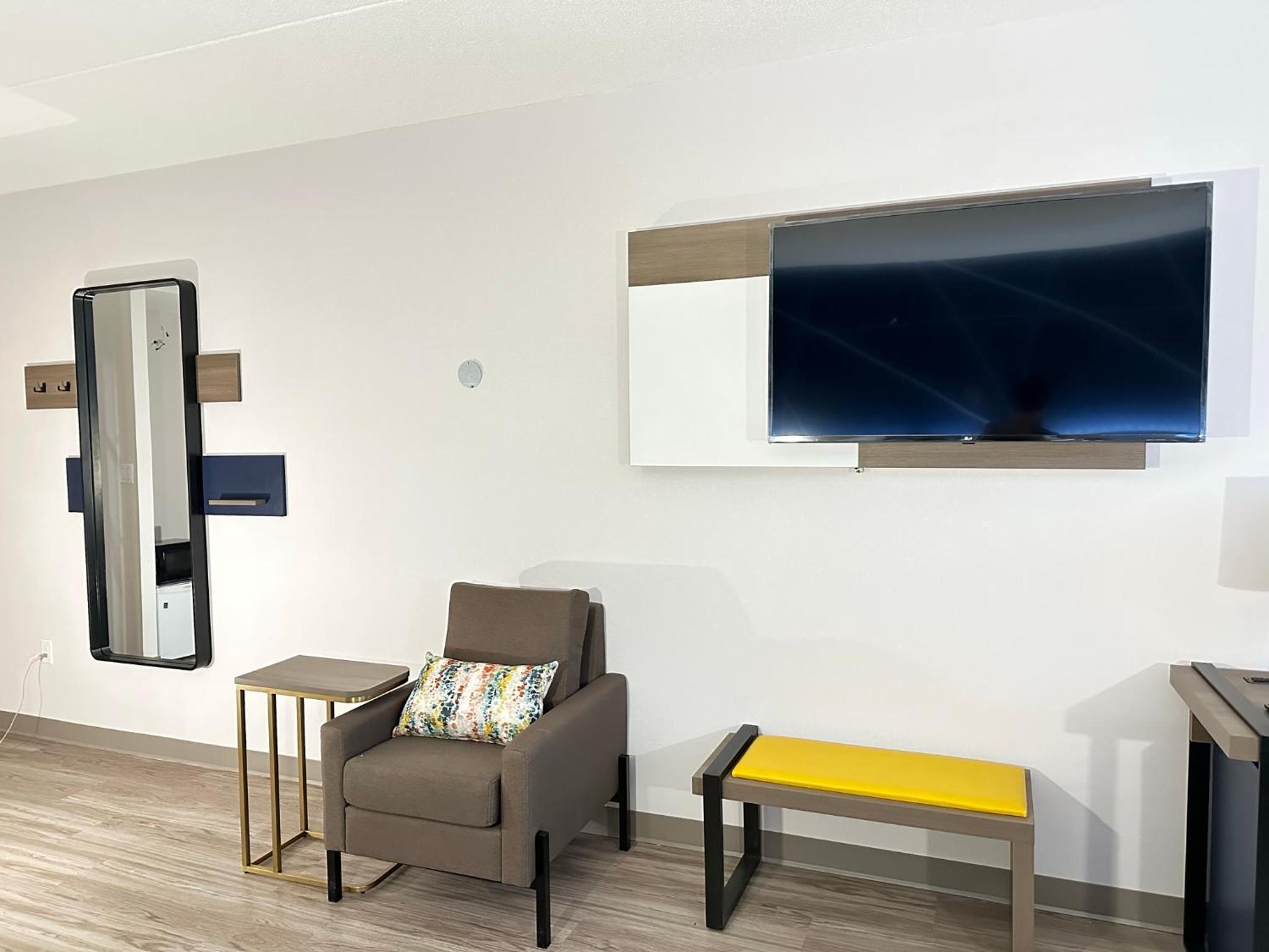 King Suite with Sofa Bed - Non-Smoking - Photo 4