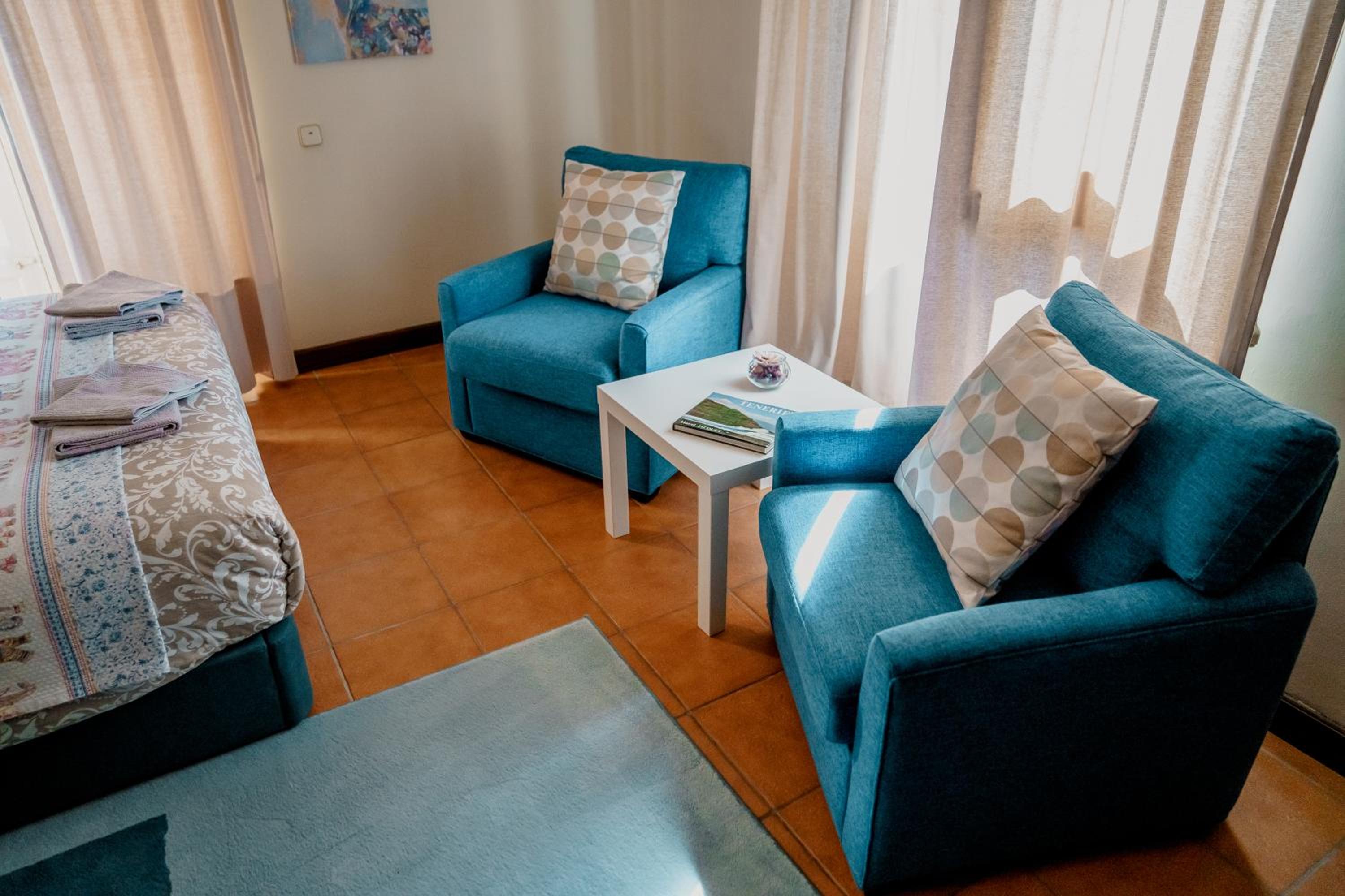Double Room with Balcony - Photo 22