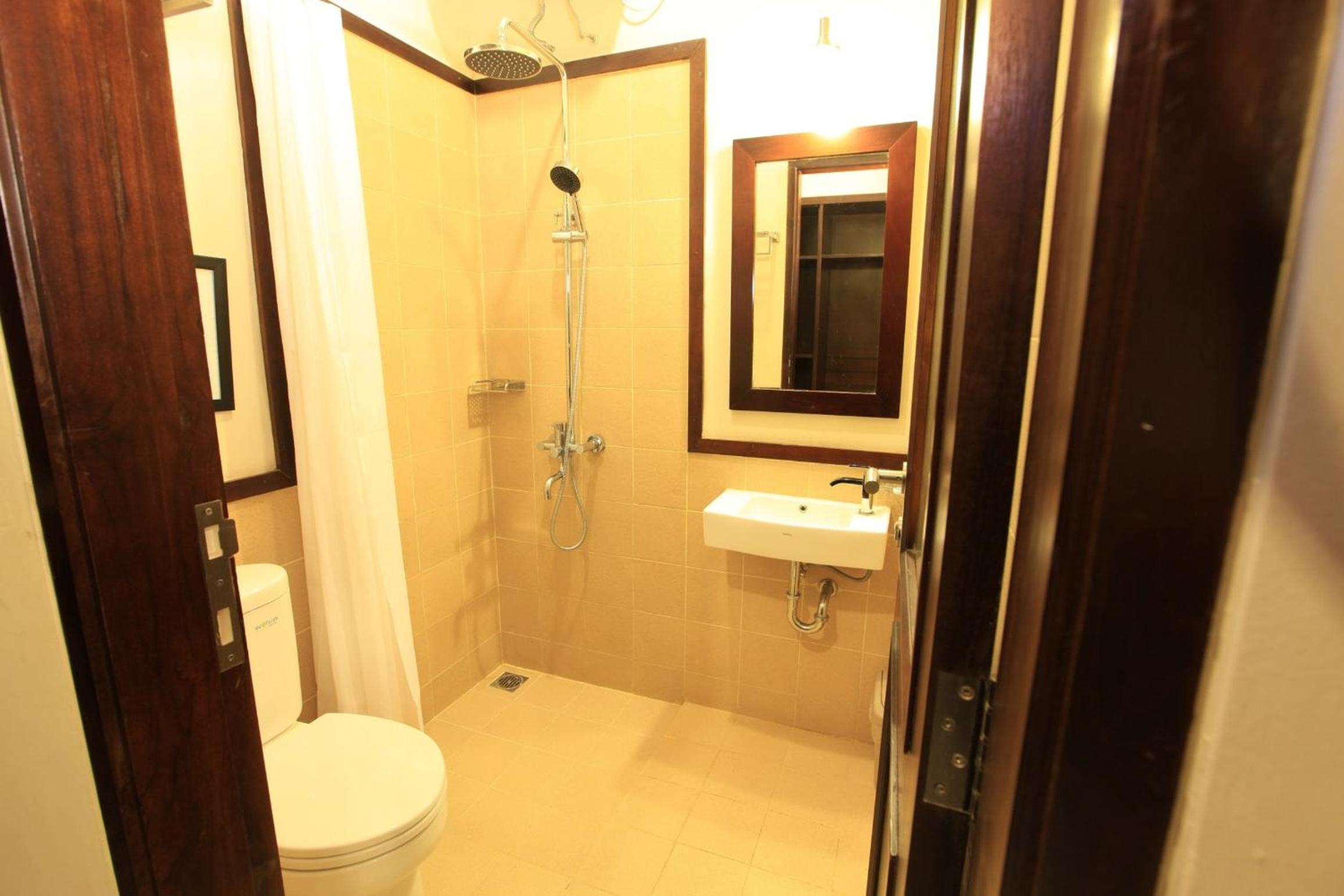 Standard Double or Twin Room - Photo 10