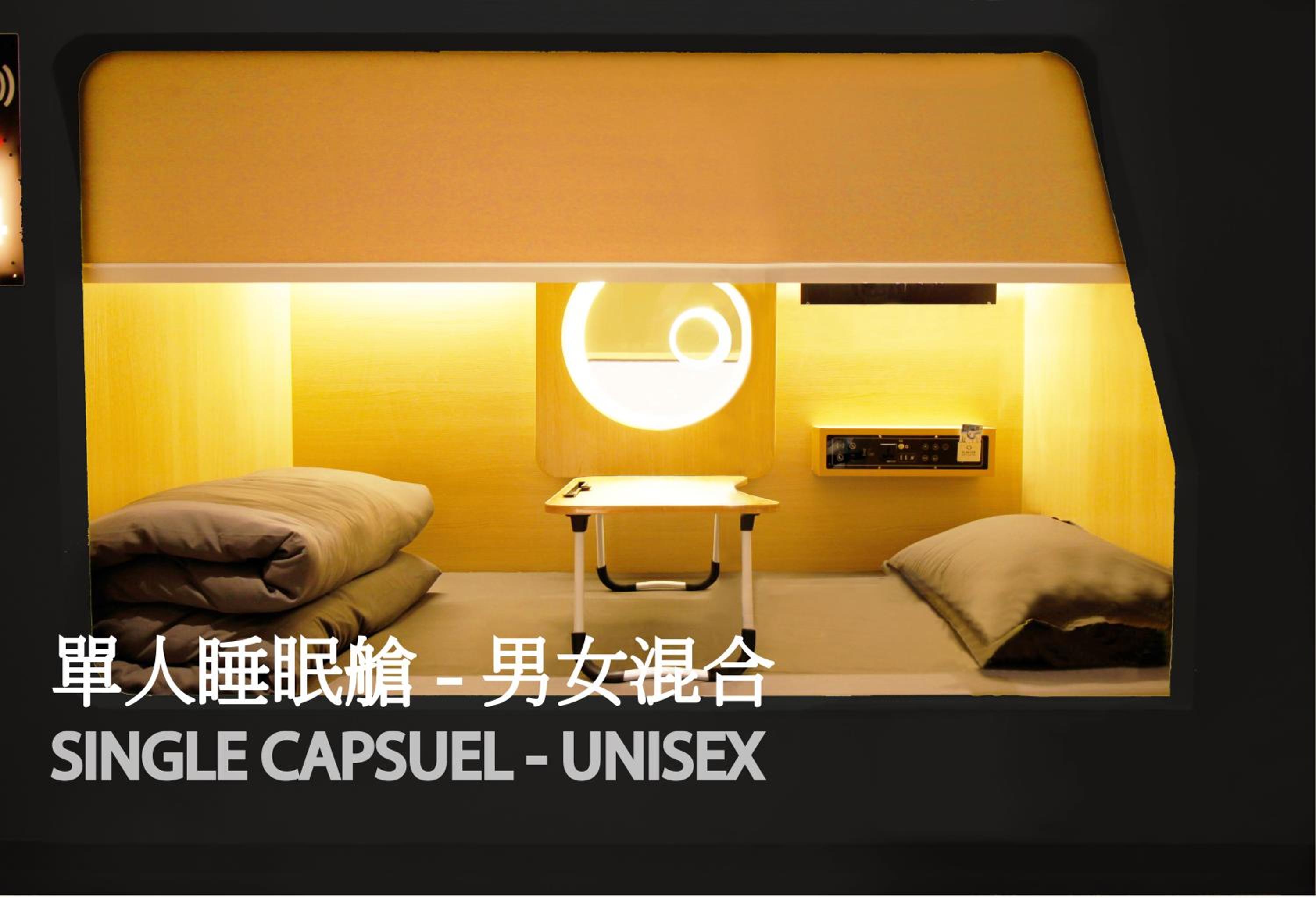 Single Bed in Mixed Dormitory Room