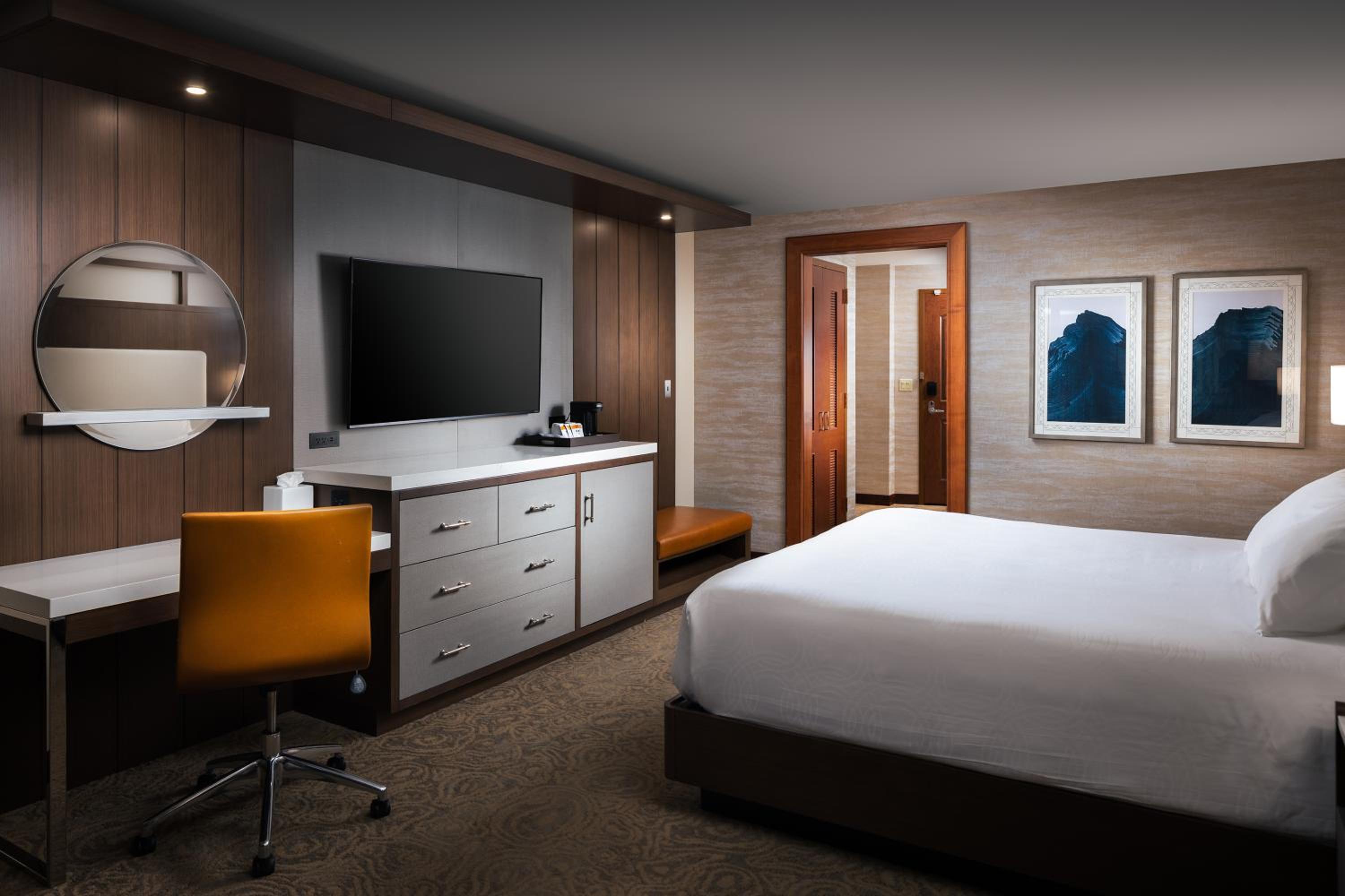 Deluxe Room with King Bed - Non Smoking - Photo 10