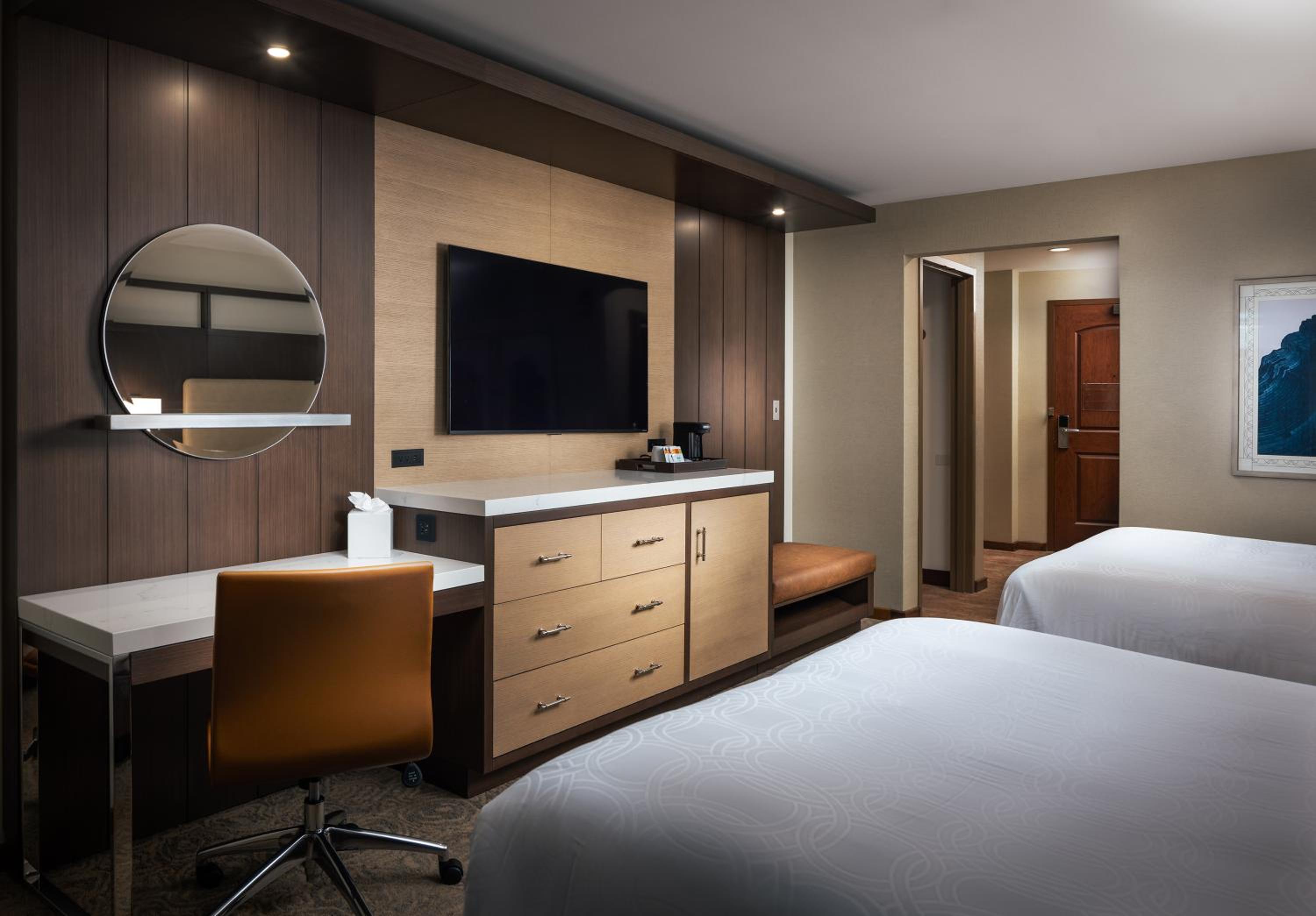 Deluxe Room with Two Queen Beds - Non Smoking - Photo 3
