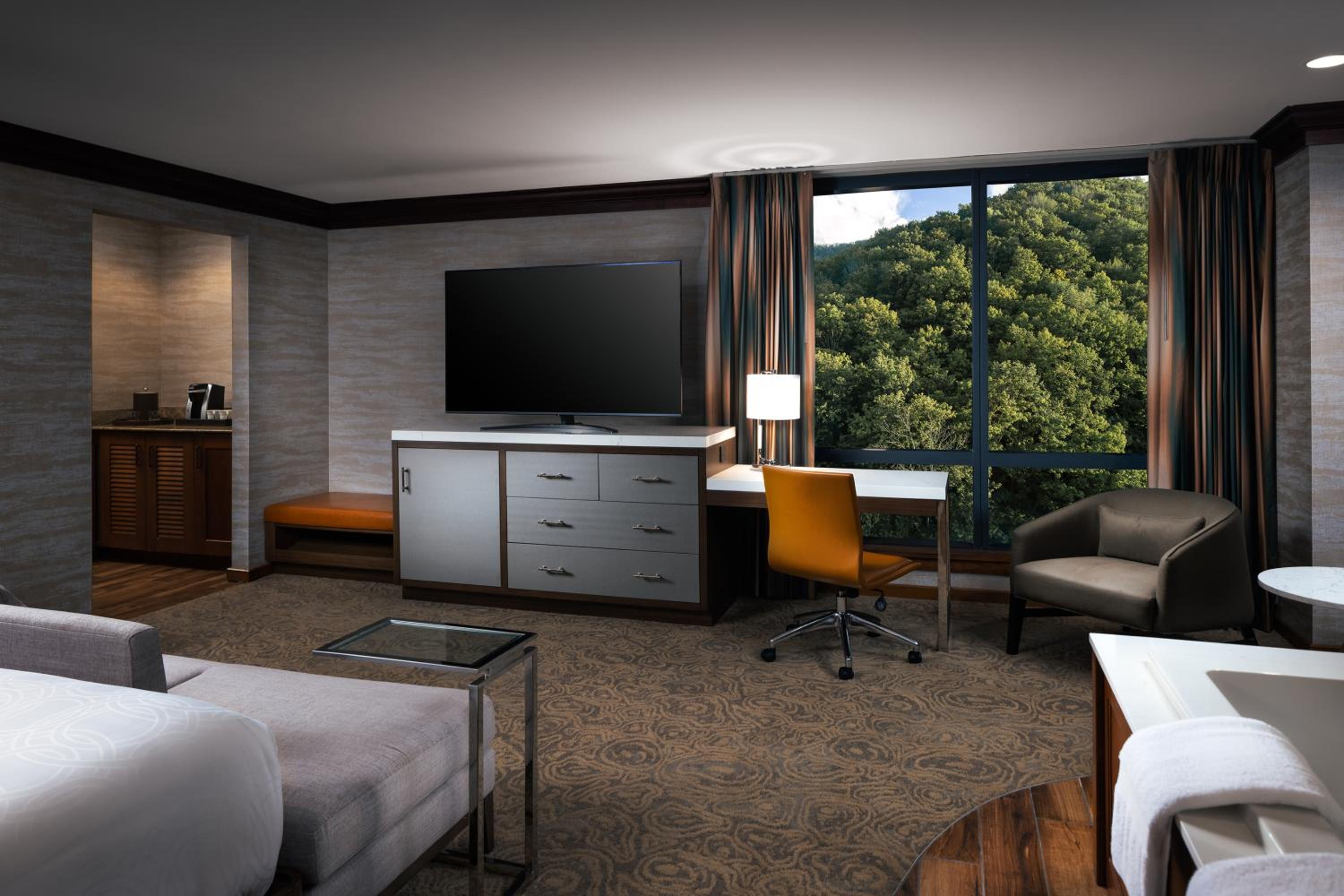 Corner King Suite with Jacuzzi - Smoking
