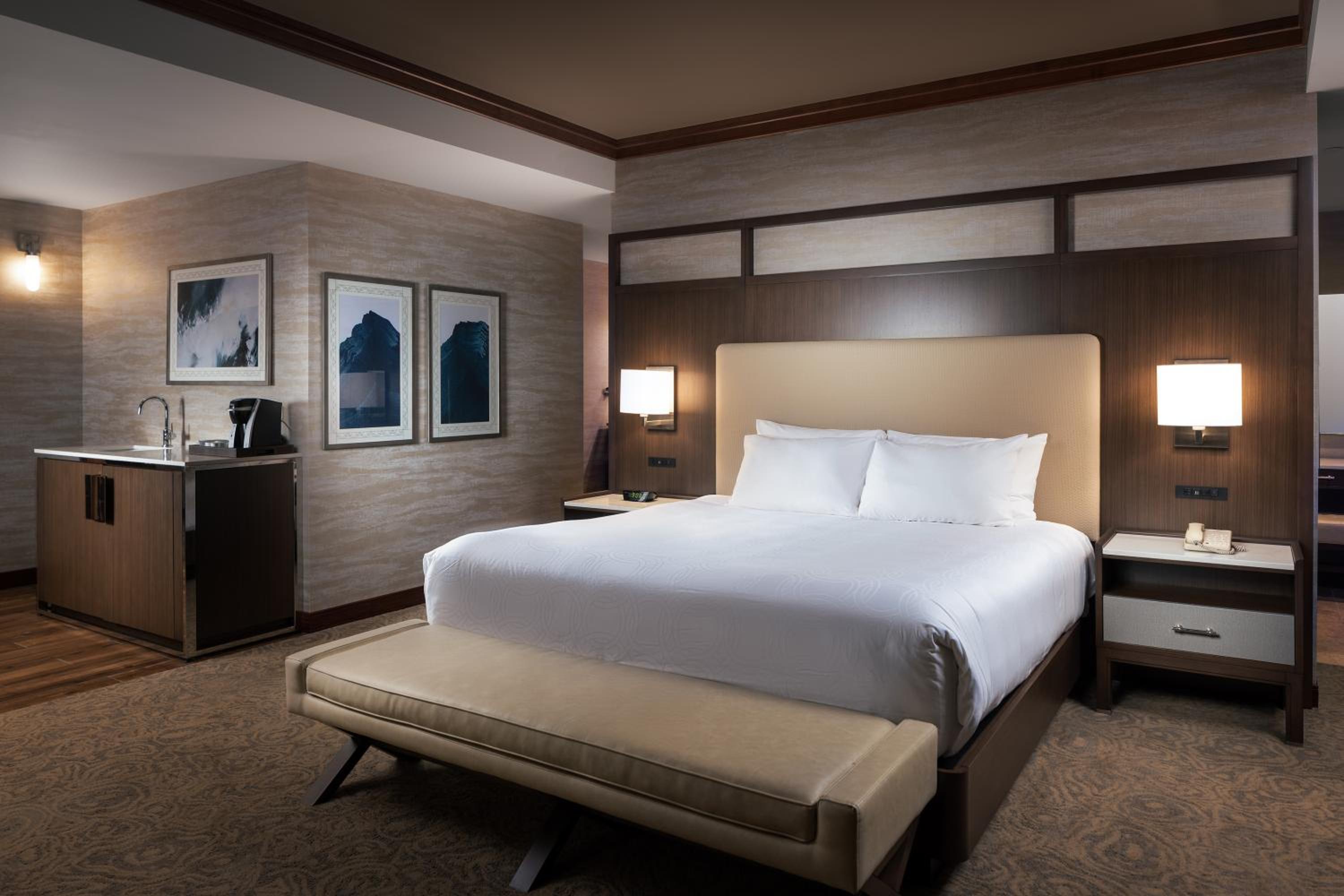 Corner King Suite with Jacuzzi - Non Smoking - Photo 7
