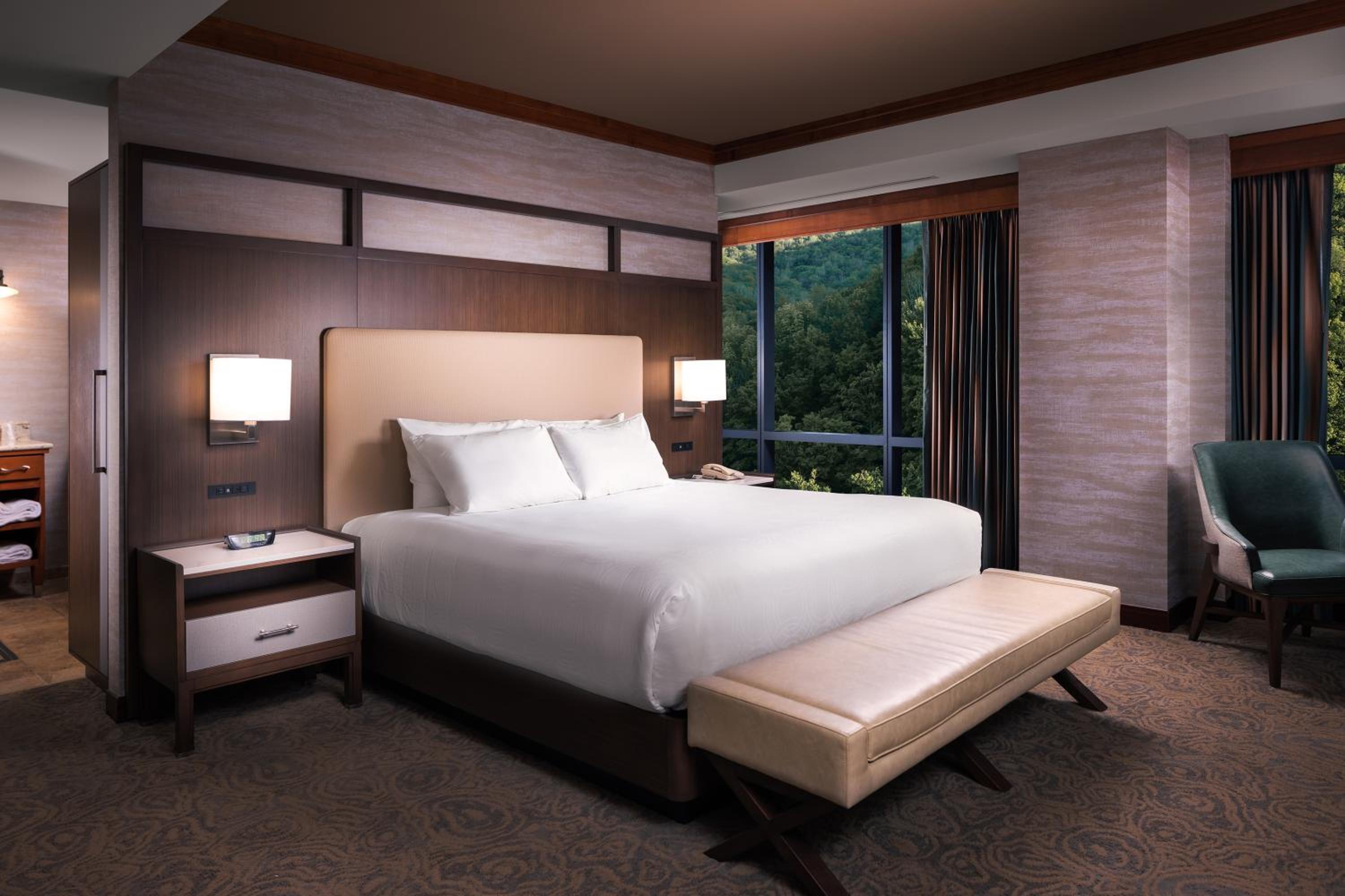Corner King Suite with Jacuzzi - Non Smoking - Photo 1