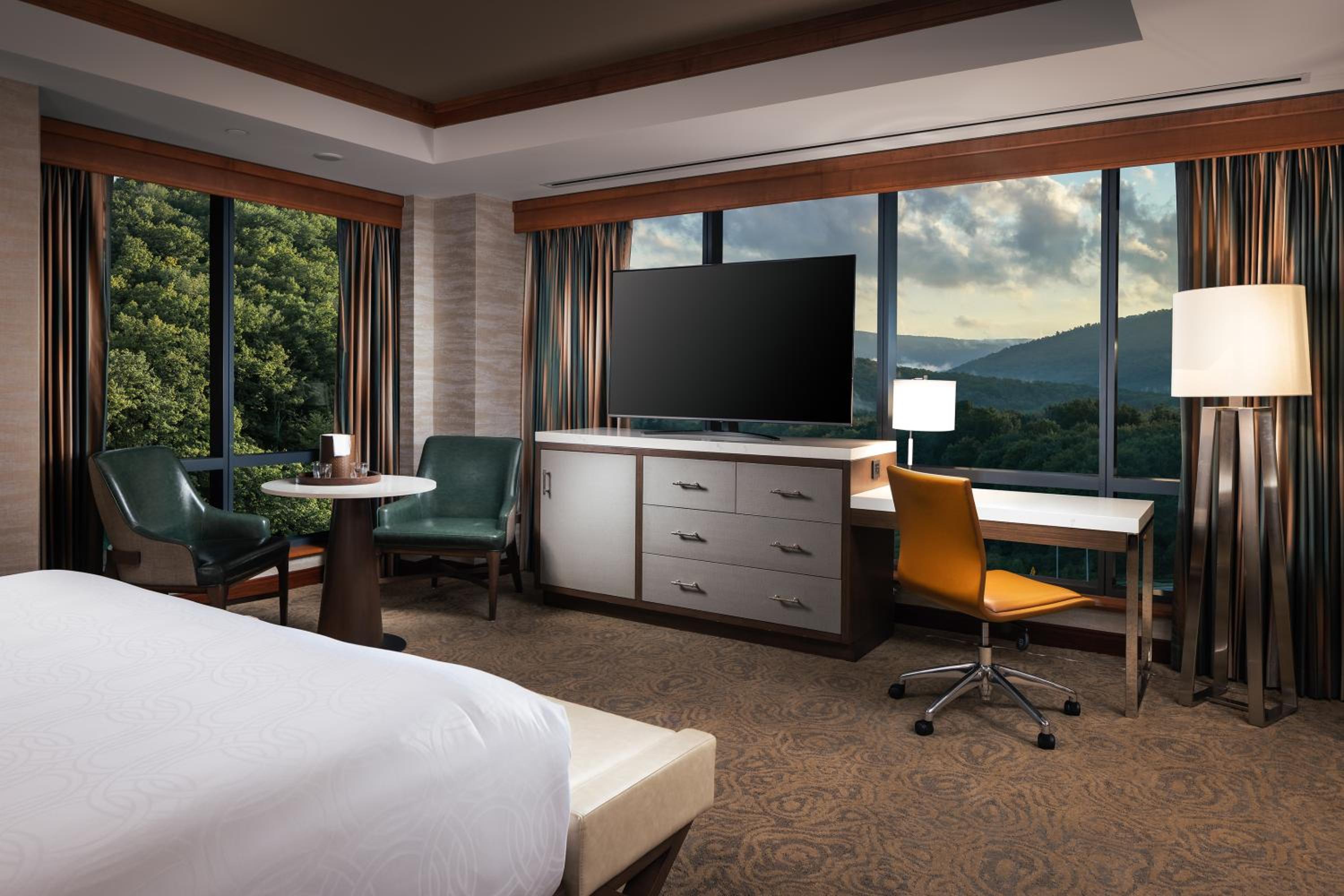 Corner King Suite with Jacuzzi - Non Smoking - Photo 2