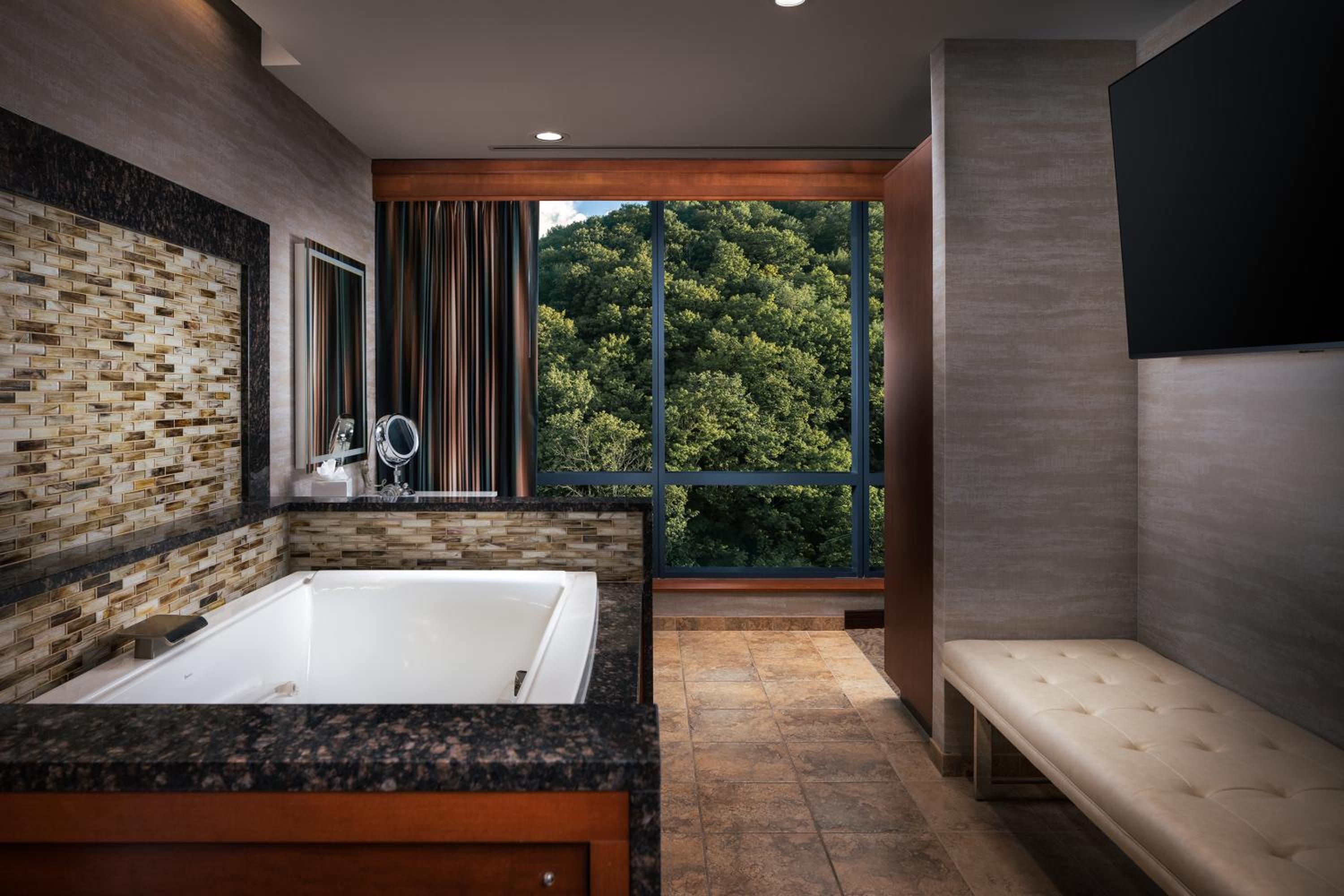 Corner King Suite with Jacuzzi - Non Smoking - Photo 6