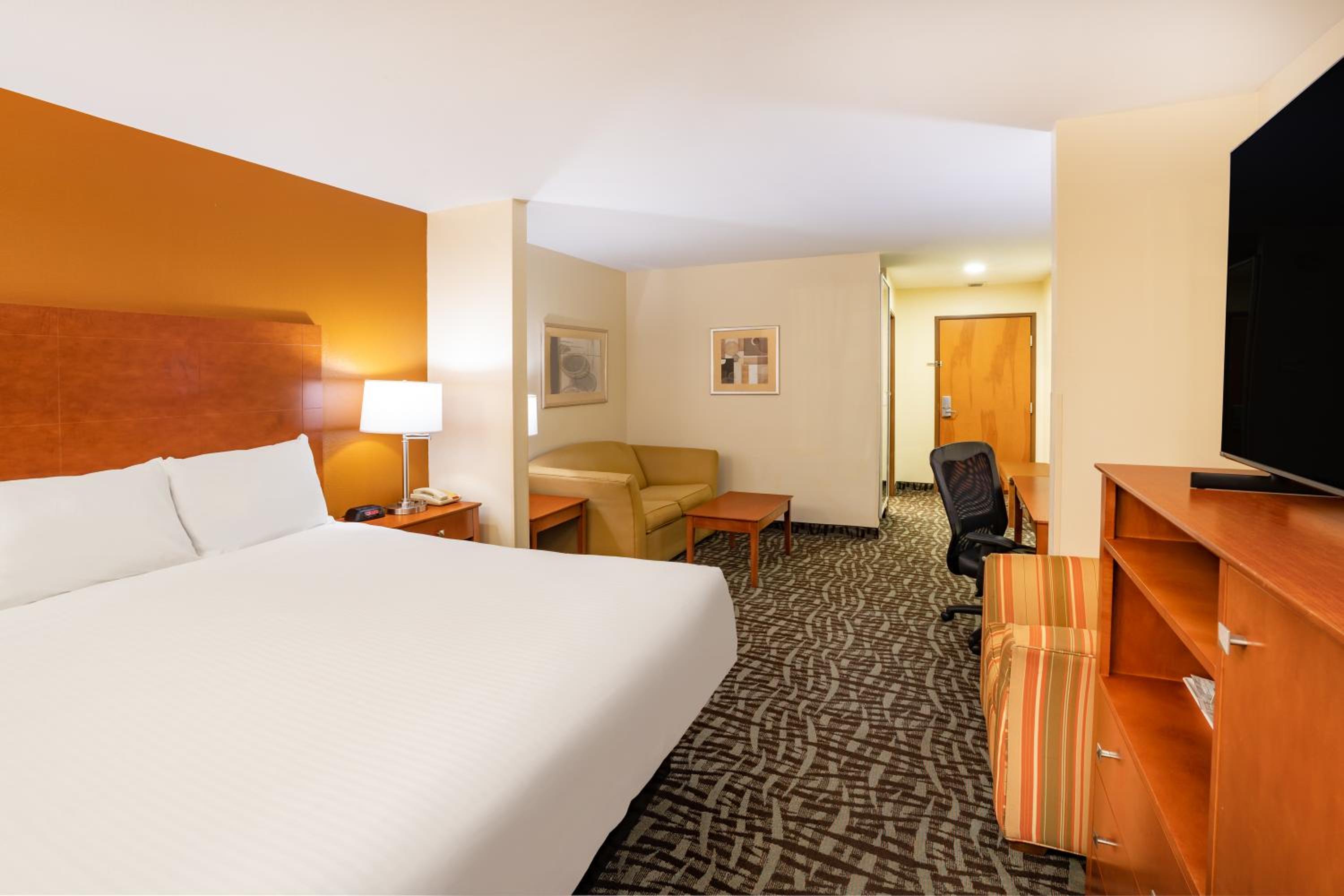 King Room - Non-Smoking - Photo 2