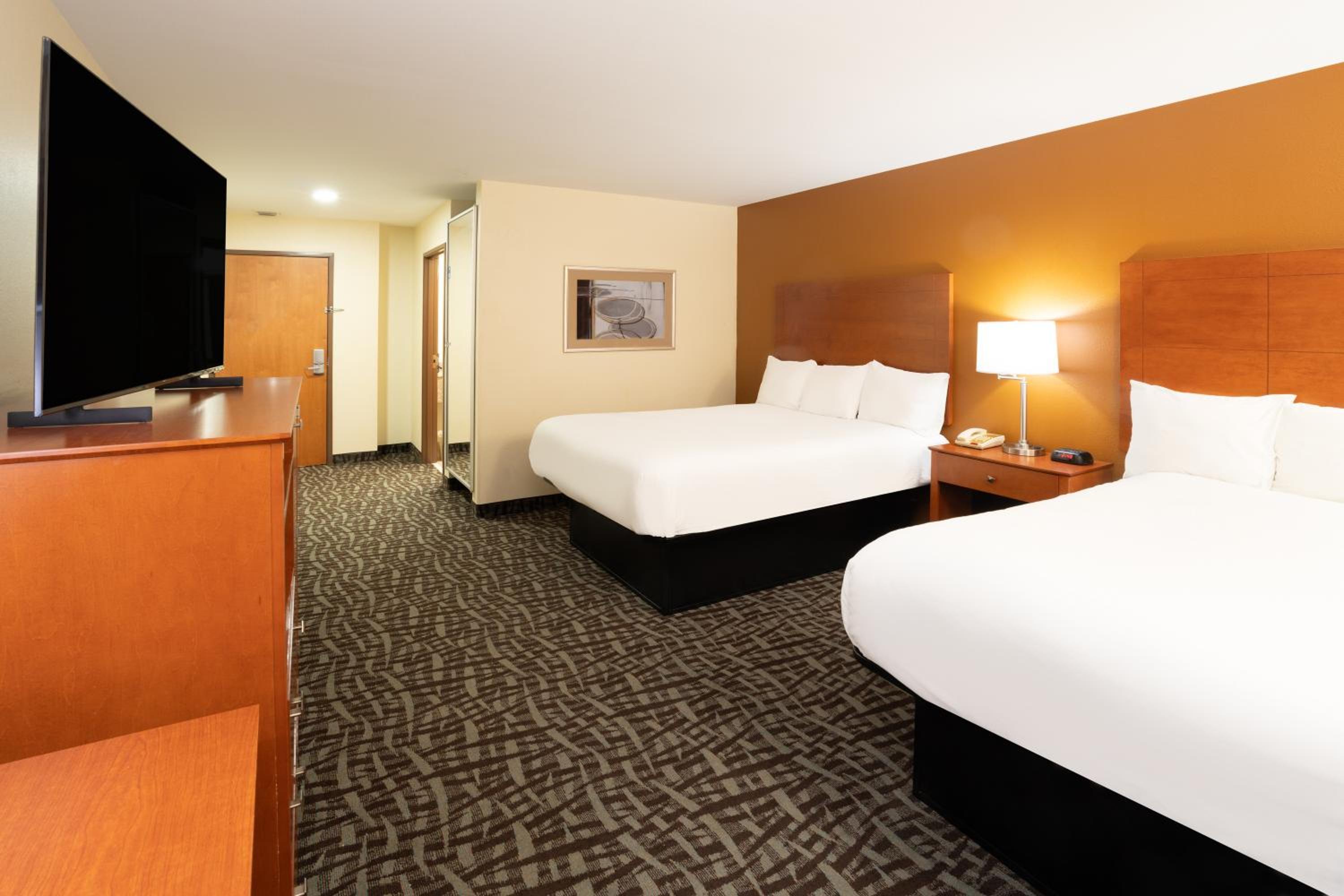 Queen Room with Two Queen Beds - Non-Smoking - Photo 2