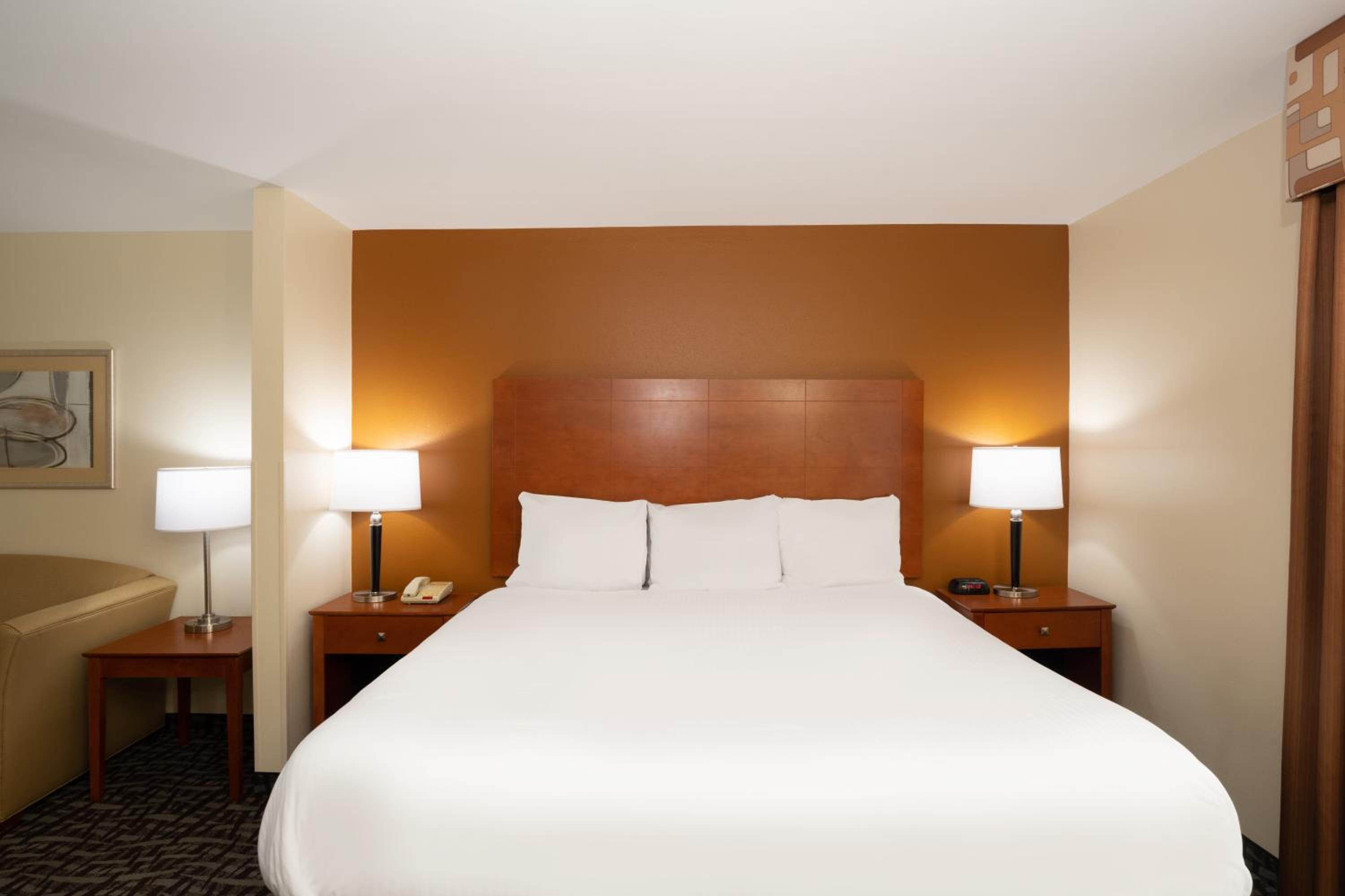 King Room - Non-Smoking - Photo 4